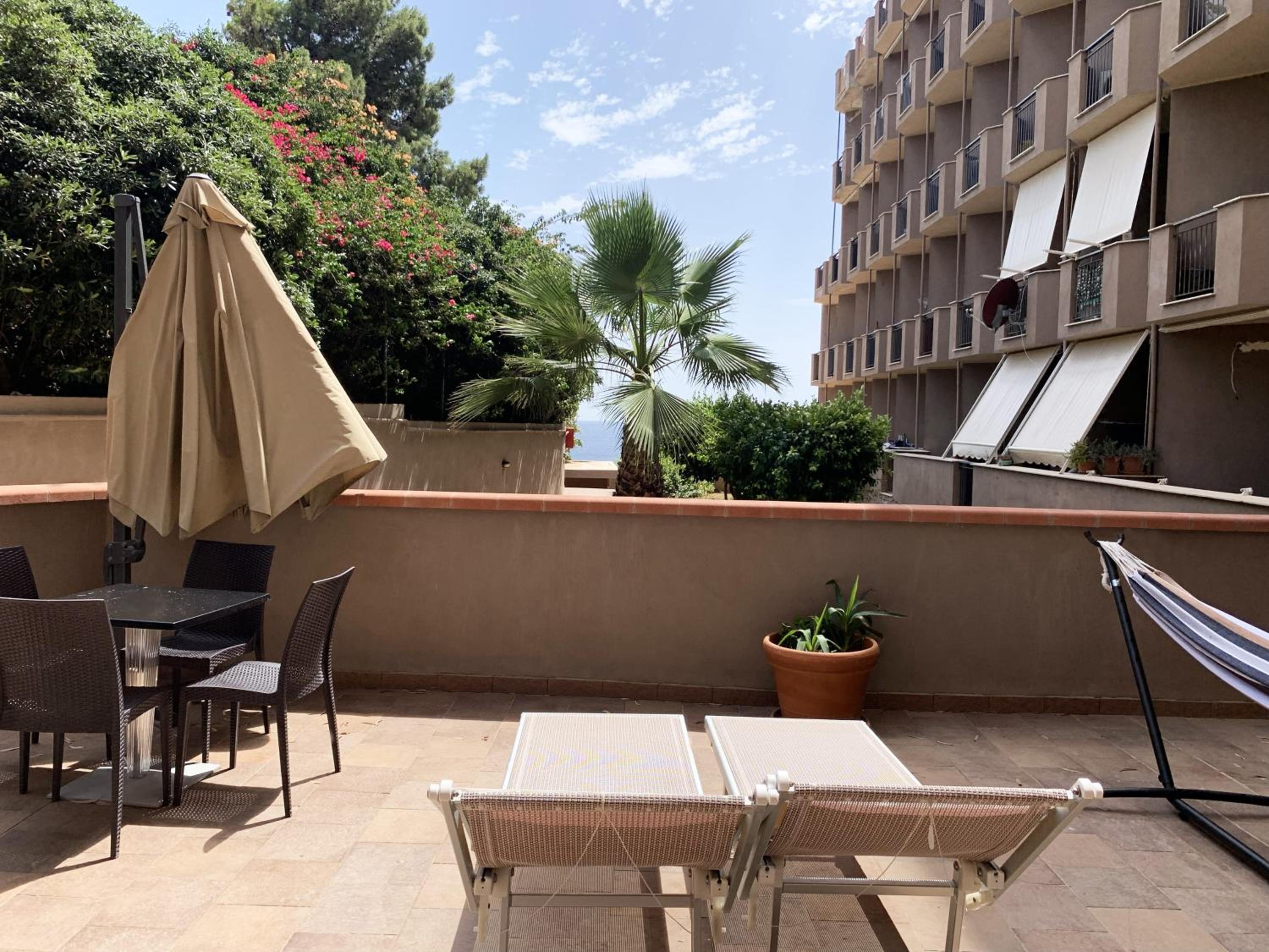 Apartment with Terrace - Photo 2