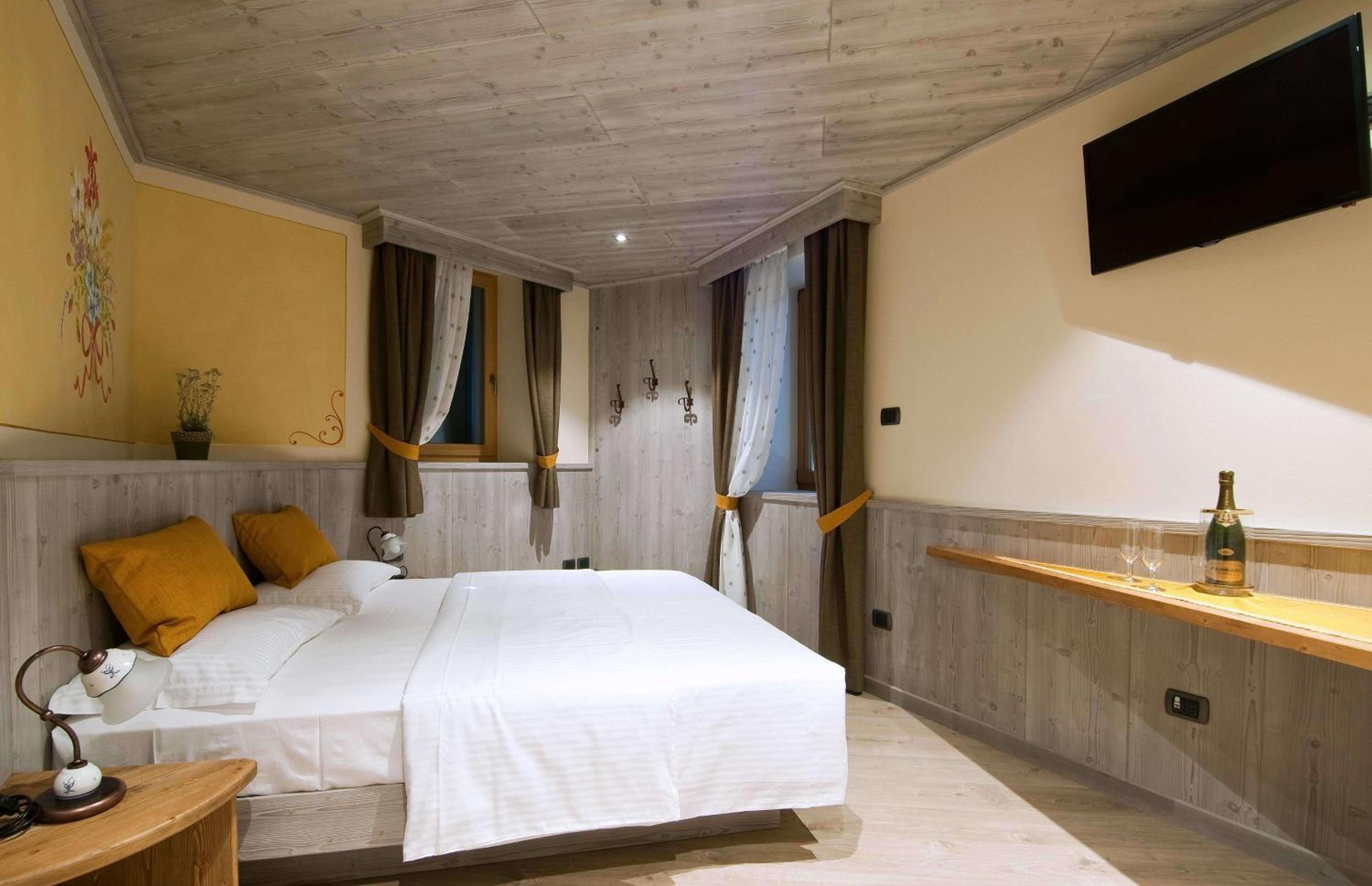 Deluxe Double or Twin Room - Photo 1