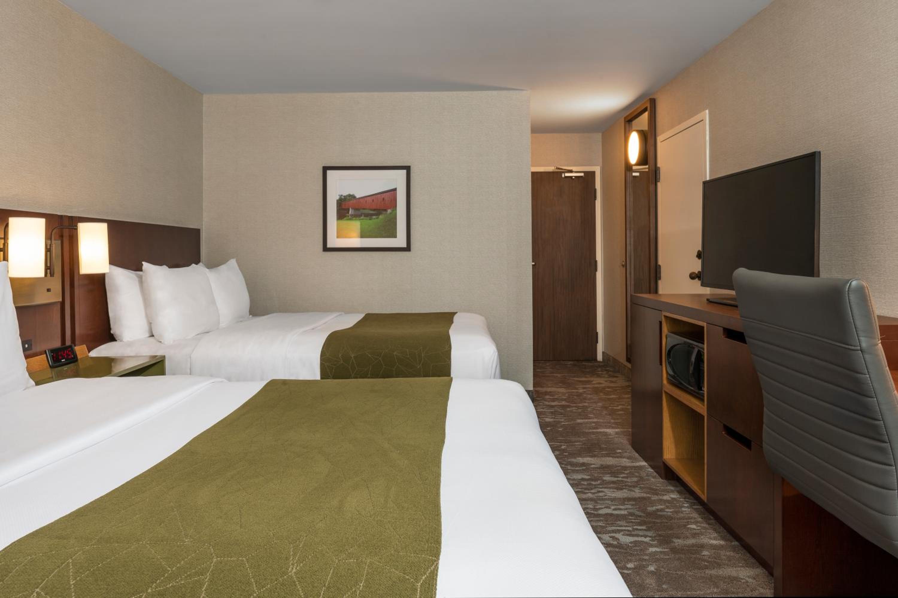 Queen Room with Two Queen Beds - Non-Smoking - Photo 4