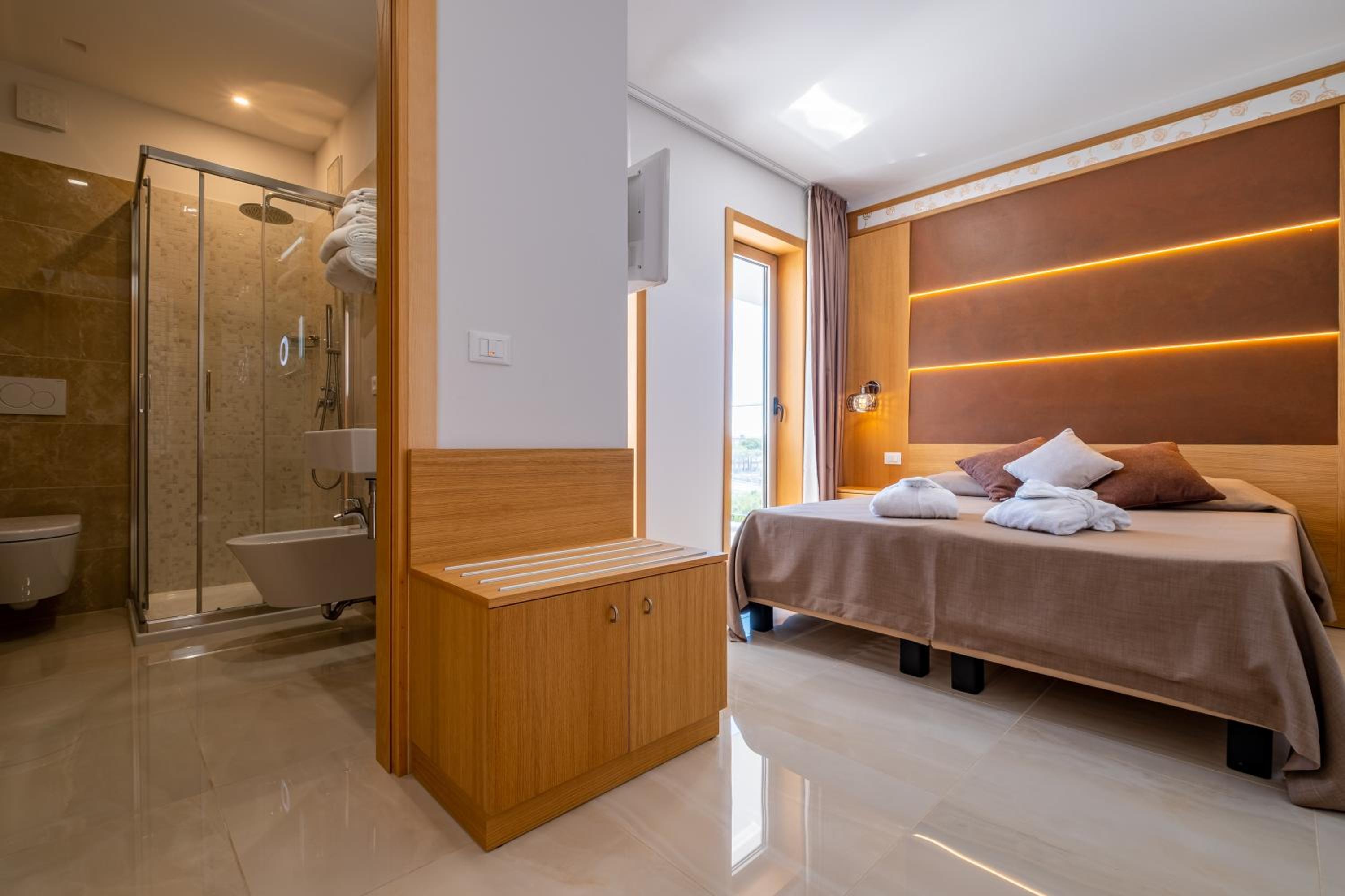 Junior Suite with Balcony, photo 7