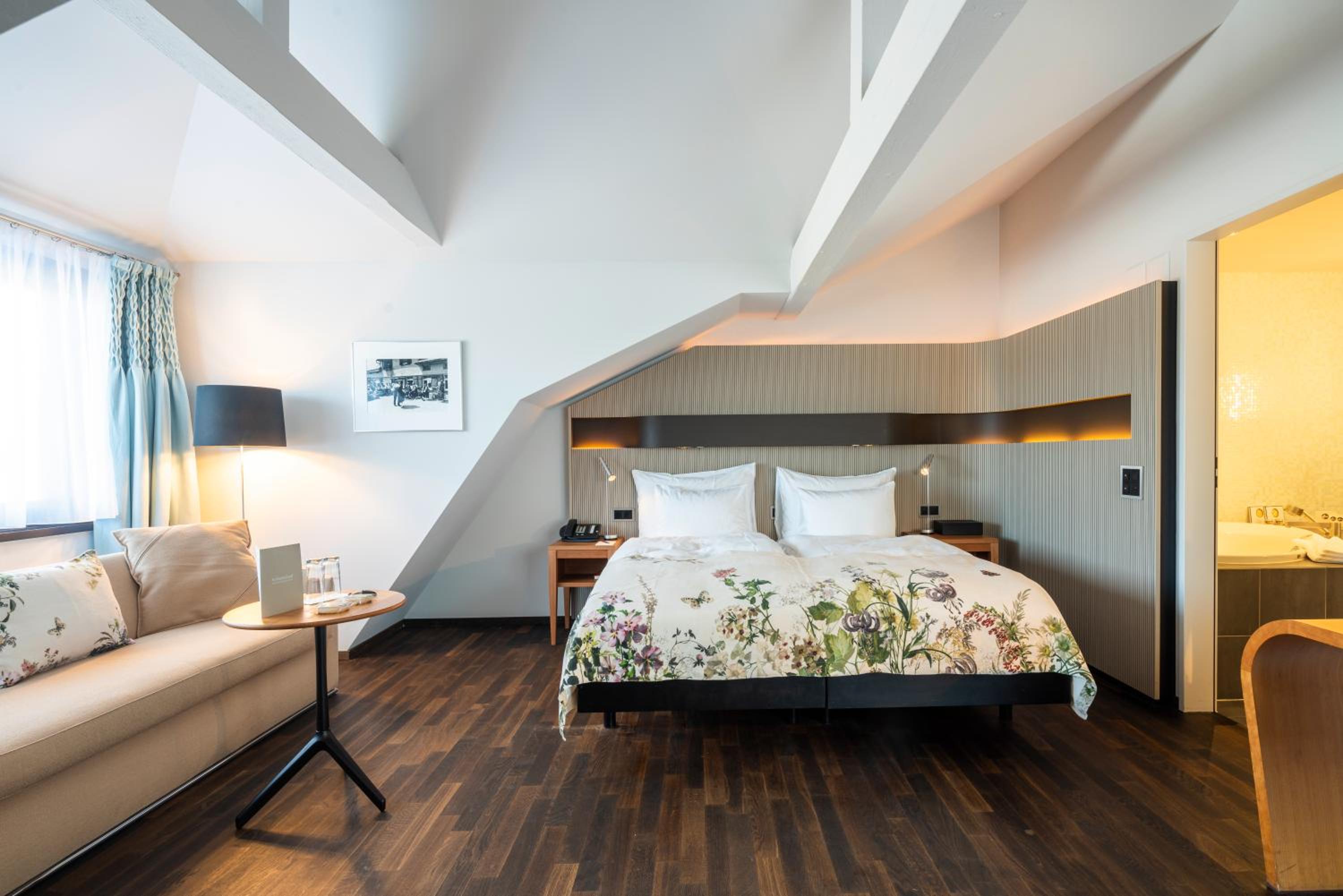 Deluxe Room with Balcony - Photo 3
