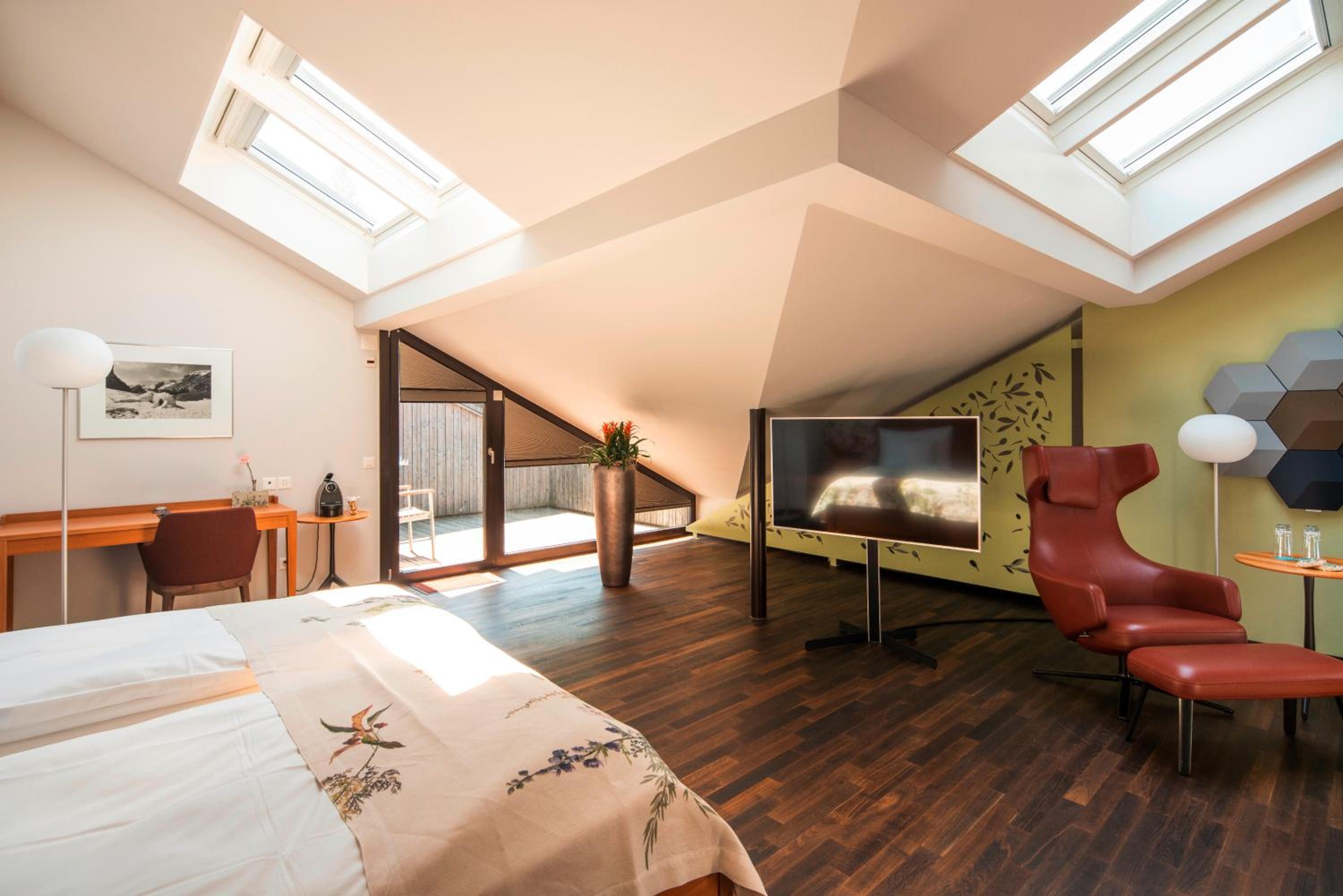 Deluxe Room with Balcony - Photo 4