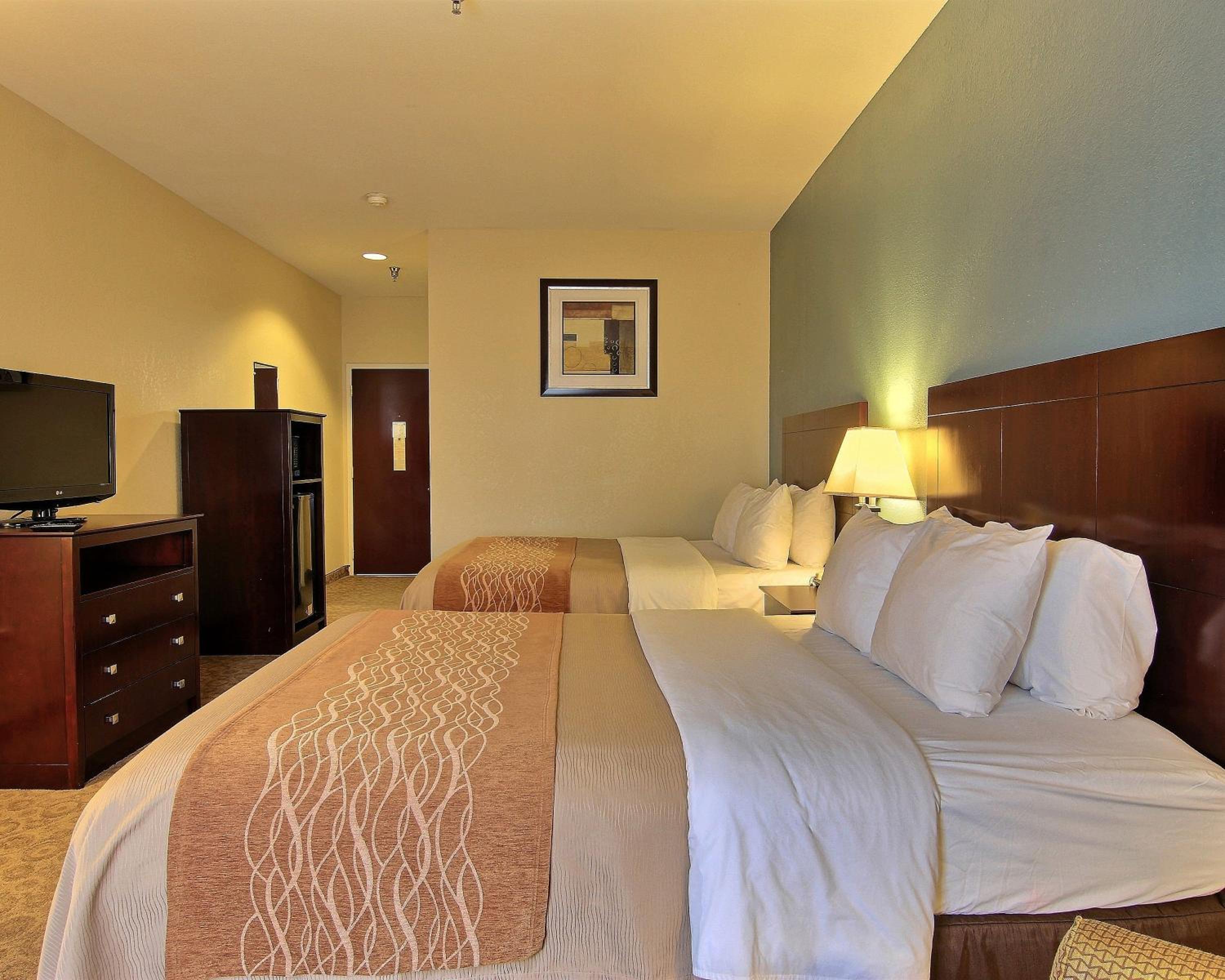 Queen Room with Two Queen Beds - Non-Smoking - Photo 7