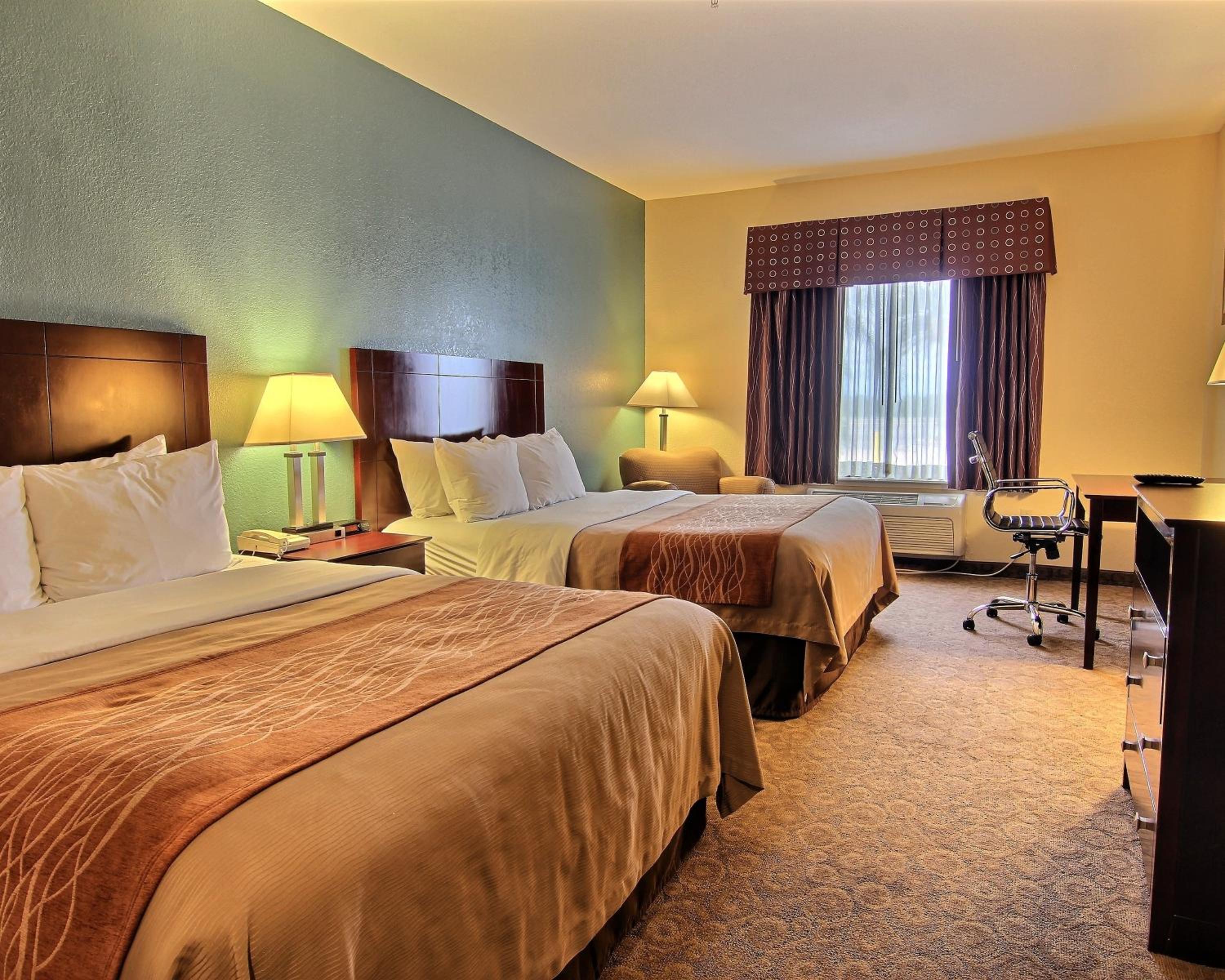 Queen Room with Two Queen Beds - Non-Smoking - Photo 5
