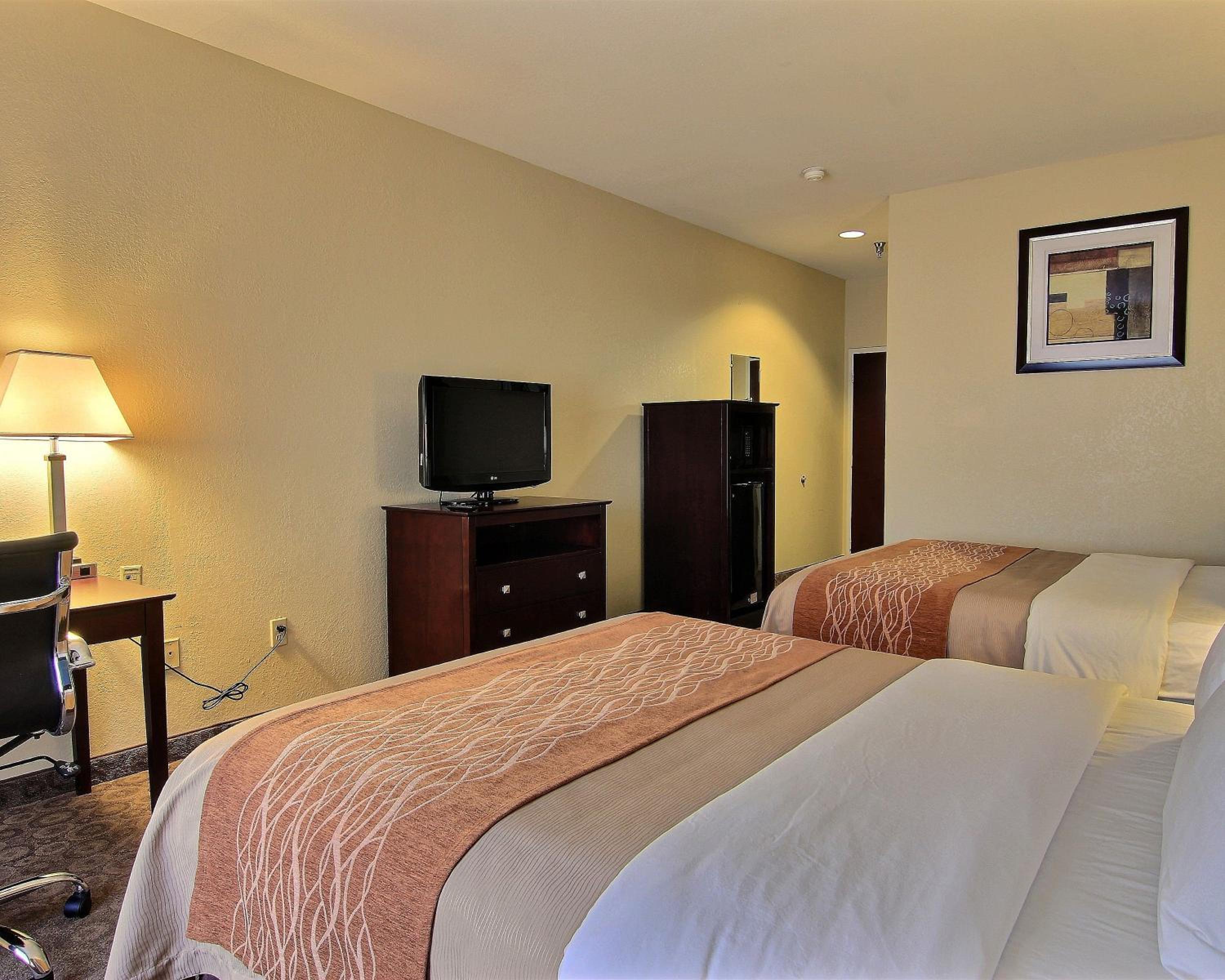 Queen Room with Two Queen Beds - Non-Smoking - Photo 4