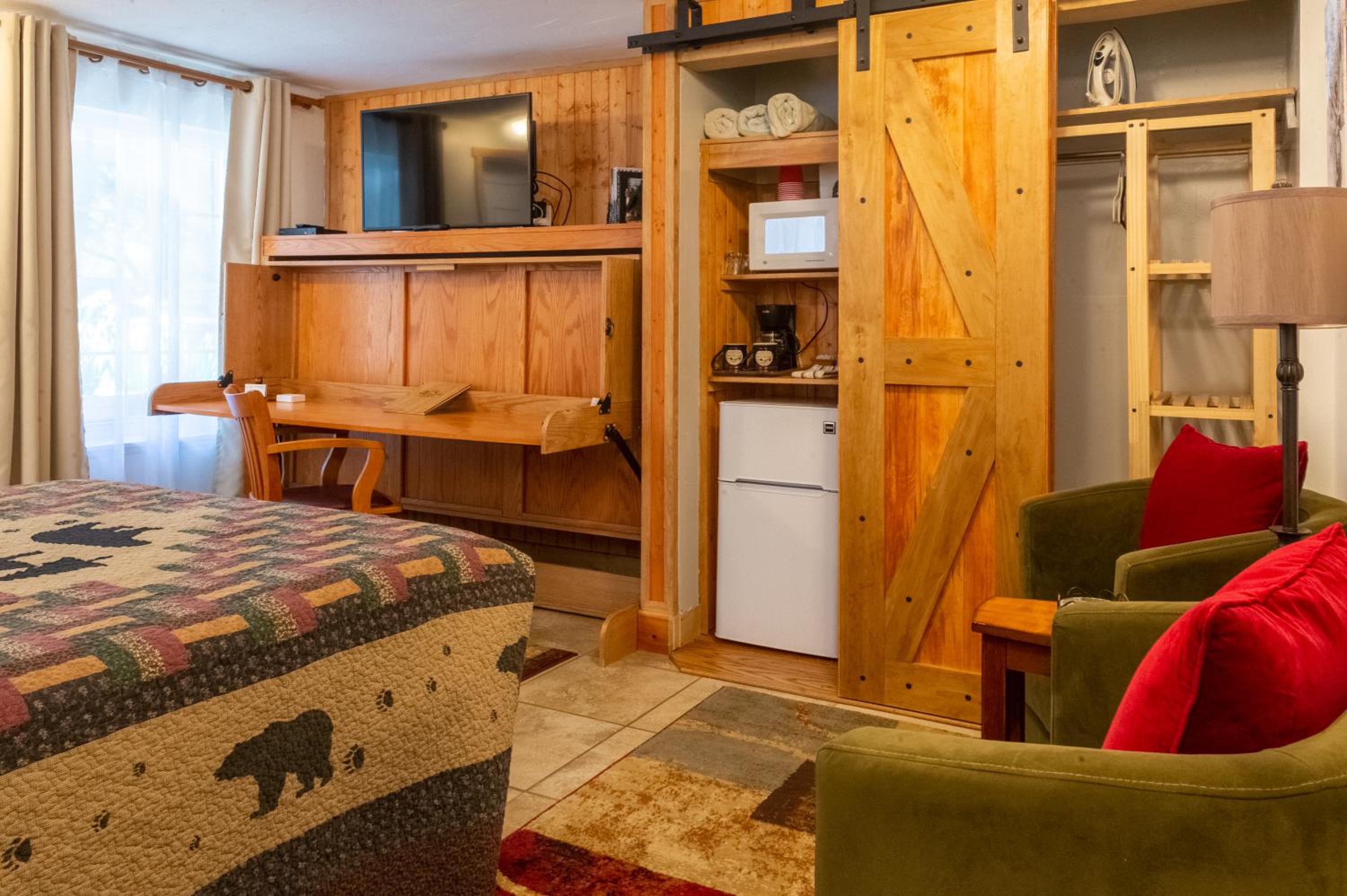 Queen Room - Pet Friendly photo 3