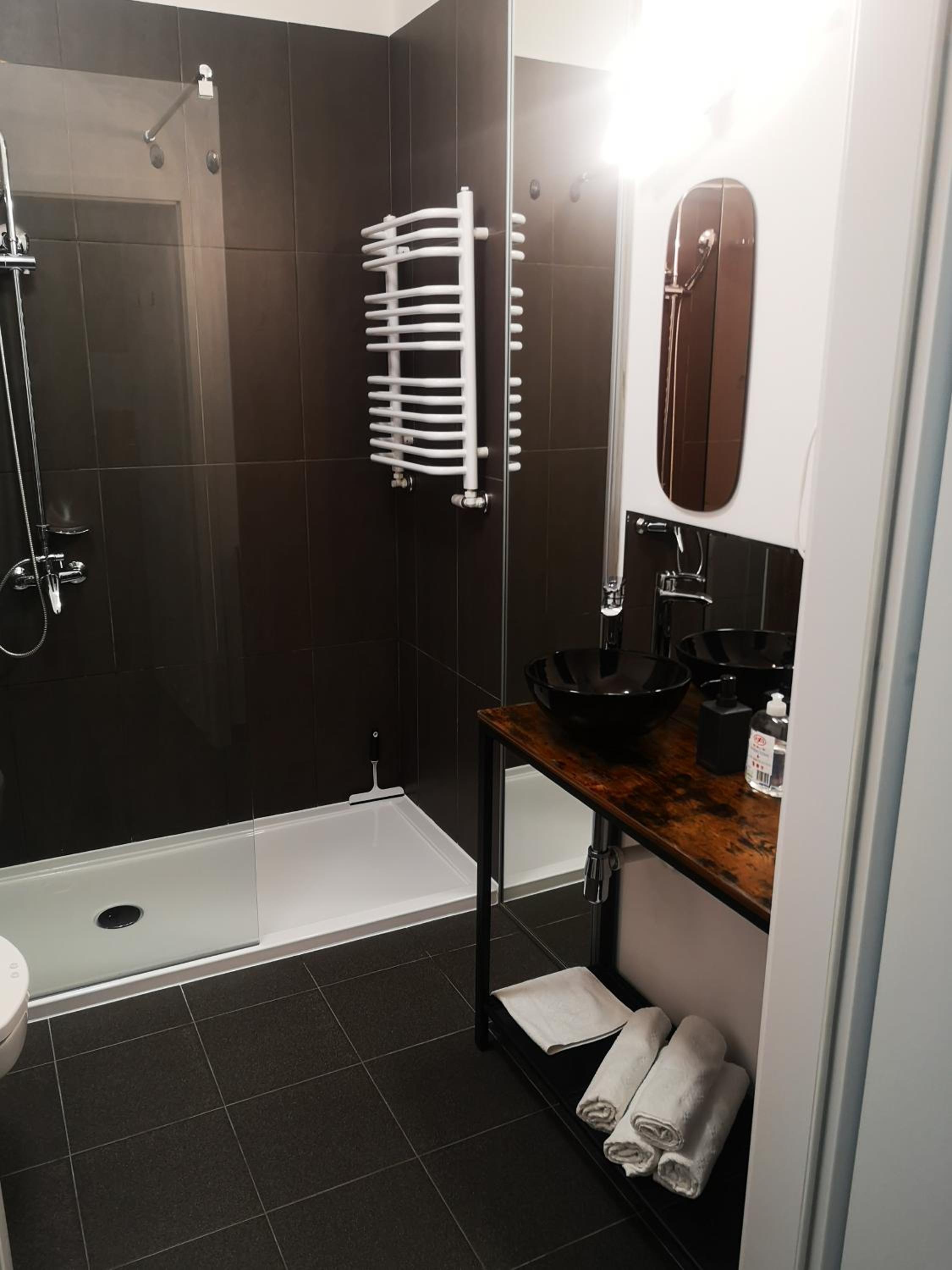 One-Bedroom Apartment - Photo 3