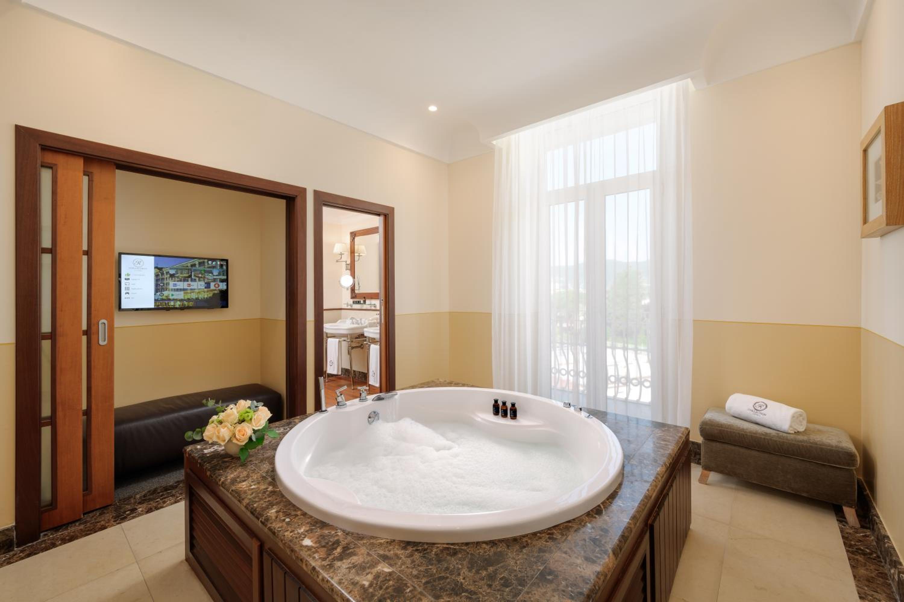 Deluxe Suite with Jacuzzi and Sea View  - Photo 2