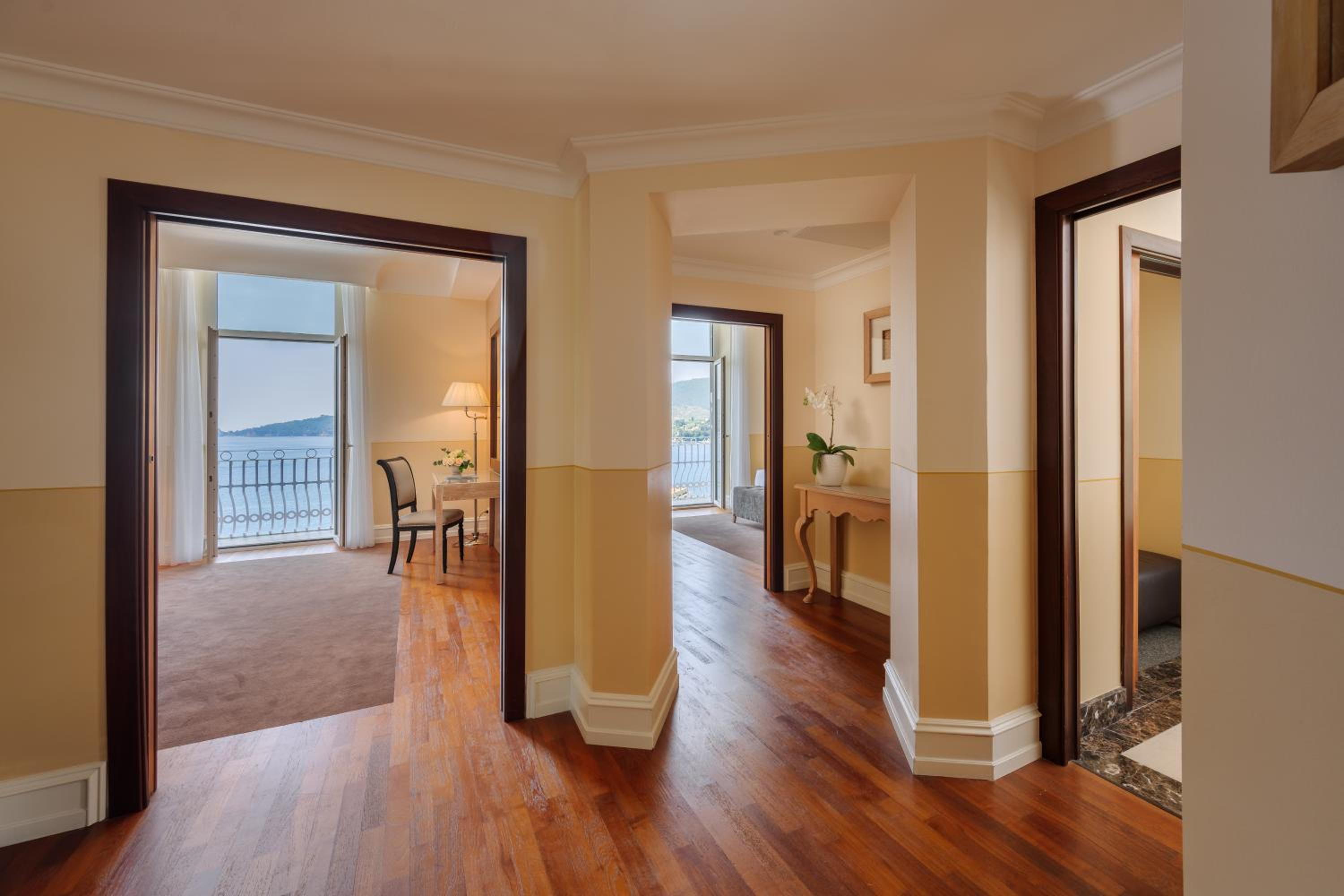 Deluxe Suite with Jacuzzi and Sea View  - Photo 3