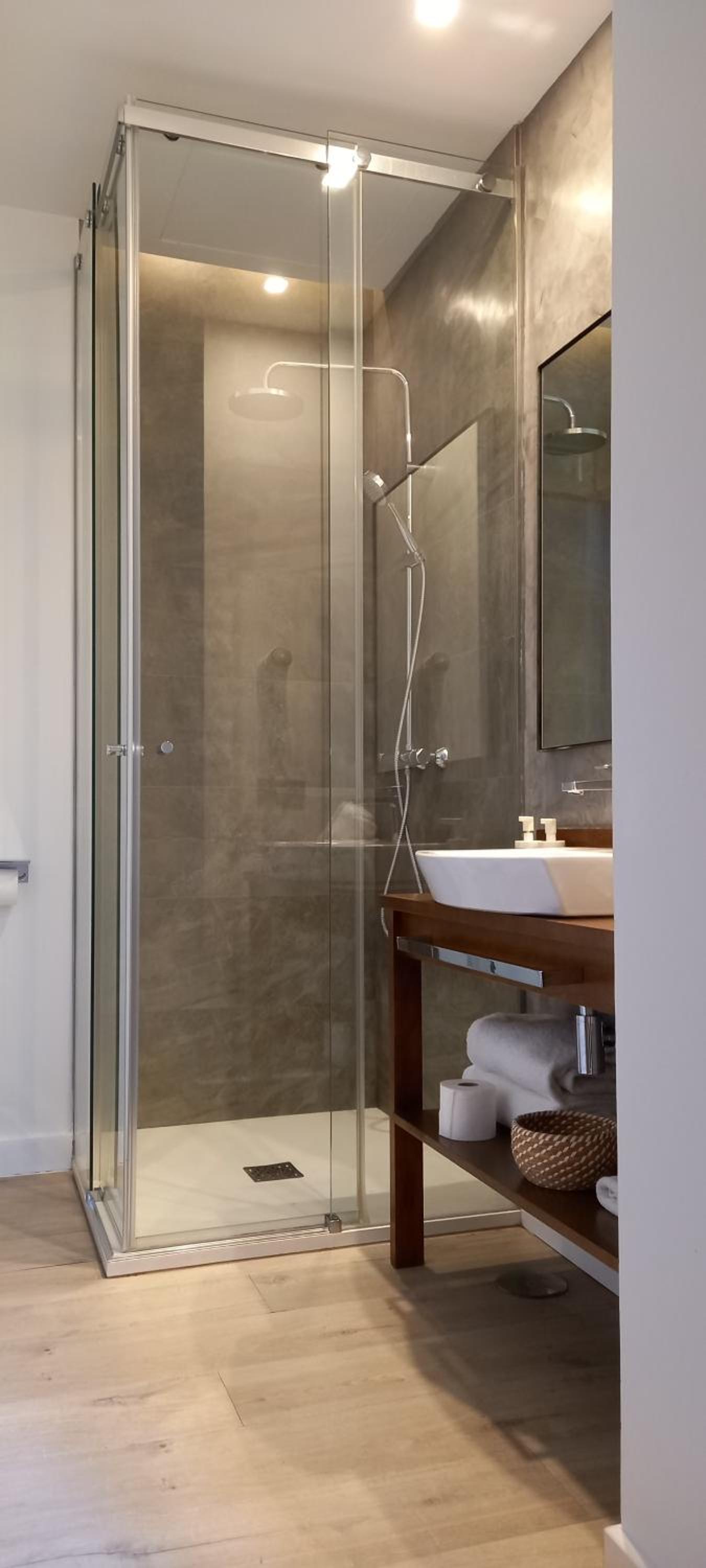Superior One-Bedroom Apartment - Photo 5