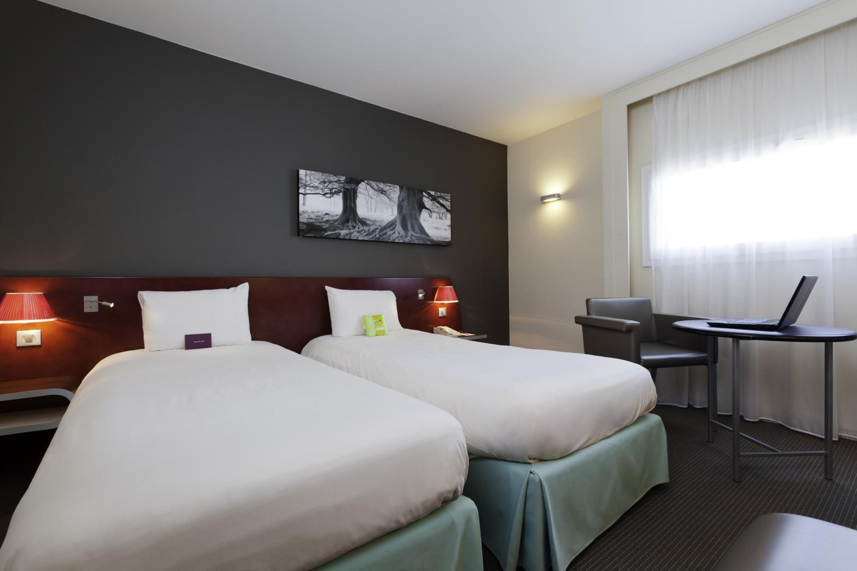 Standard Room with 2 Single Beds - Photo 3