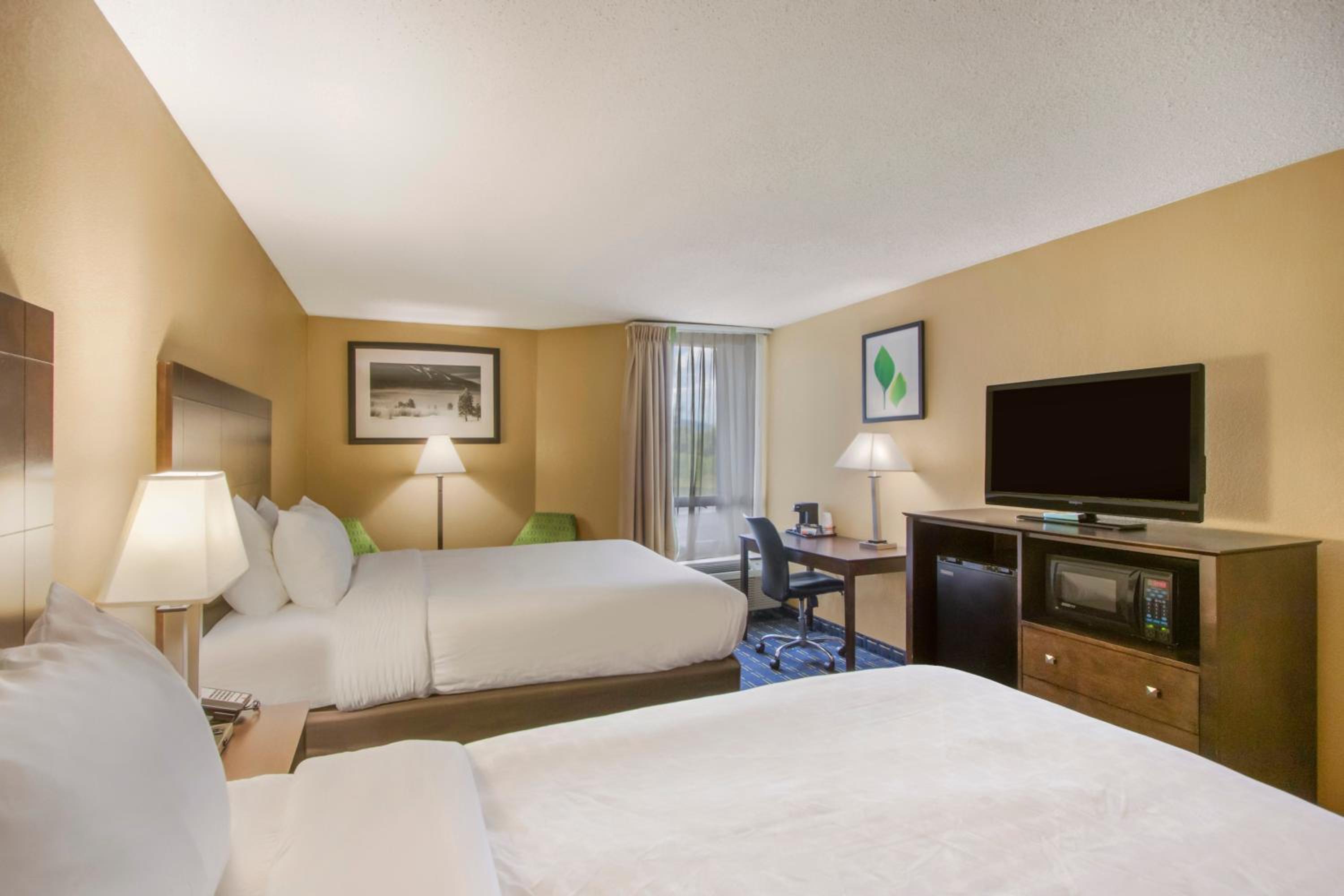 Queen Room with Two Queen Beds - Non-Smoking - Photo 3