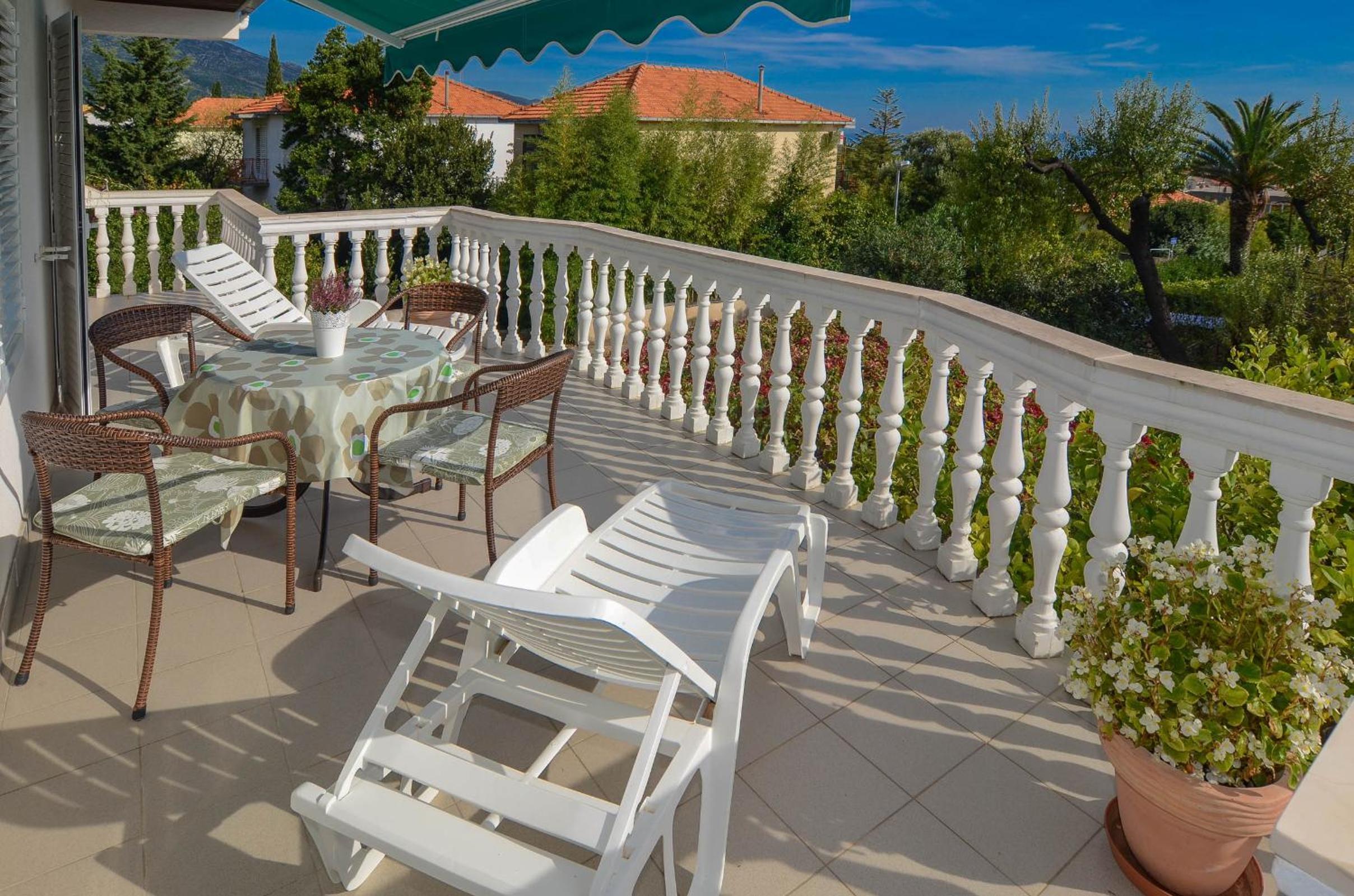 One-Bedroom Apartment with Balcony and Sea View photo 2