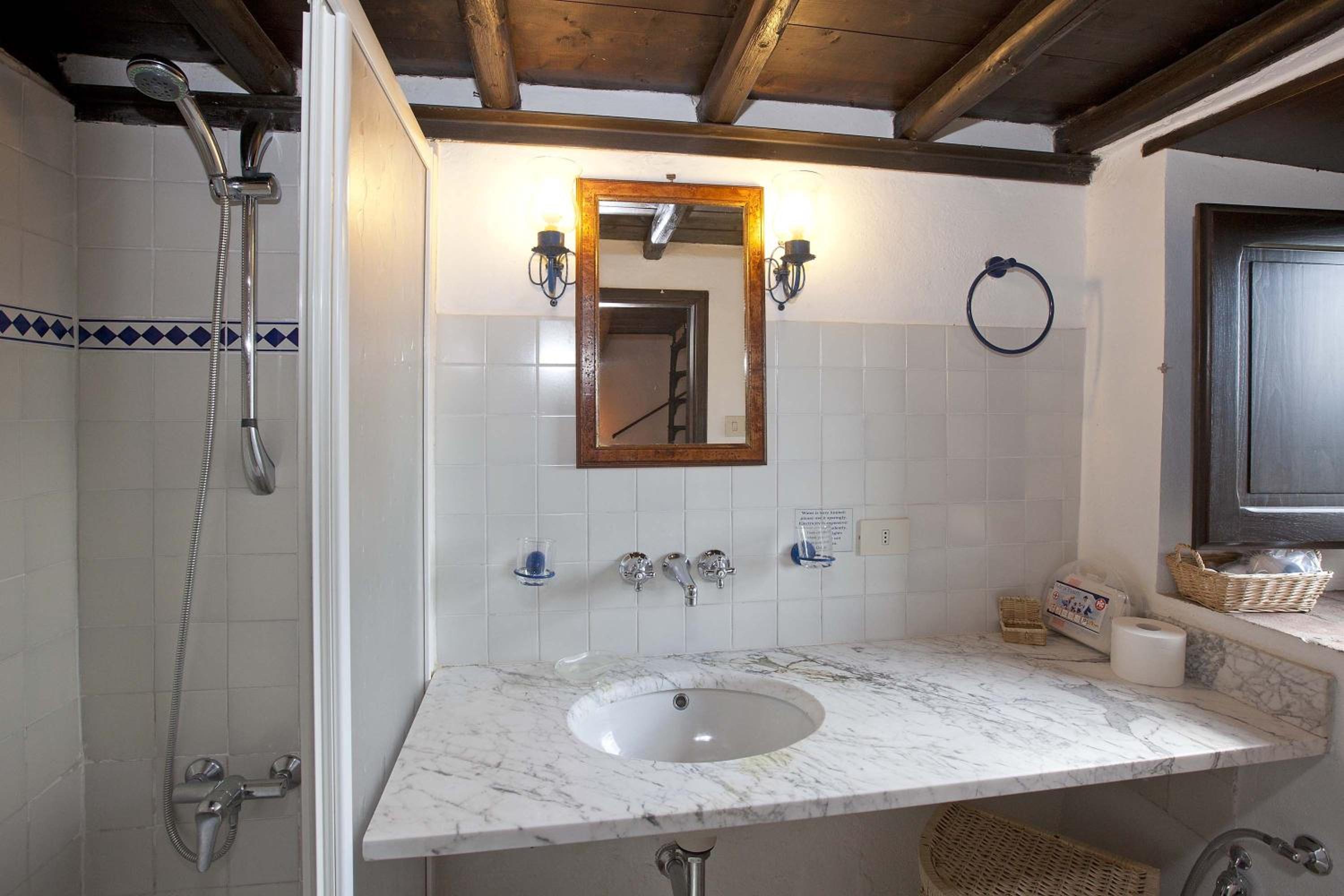 One-Bedroom House with Terrace - Split Level photo 2