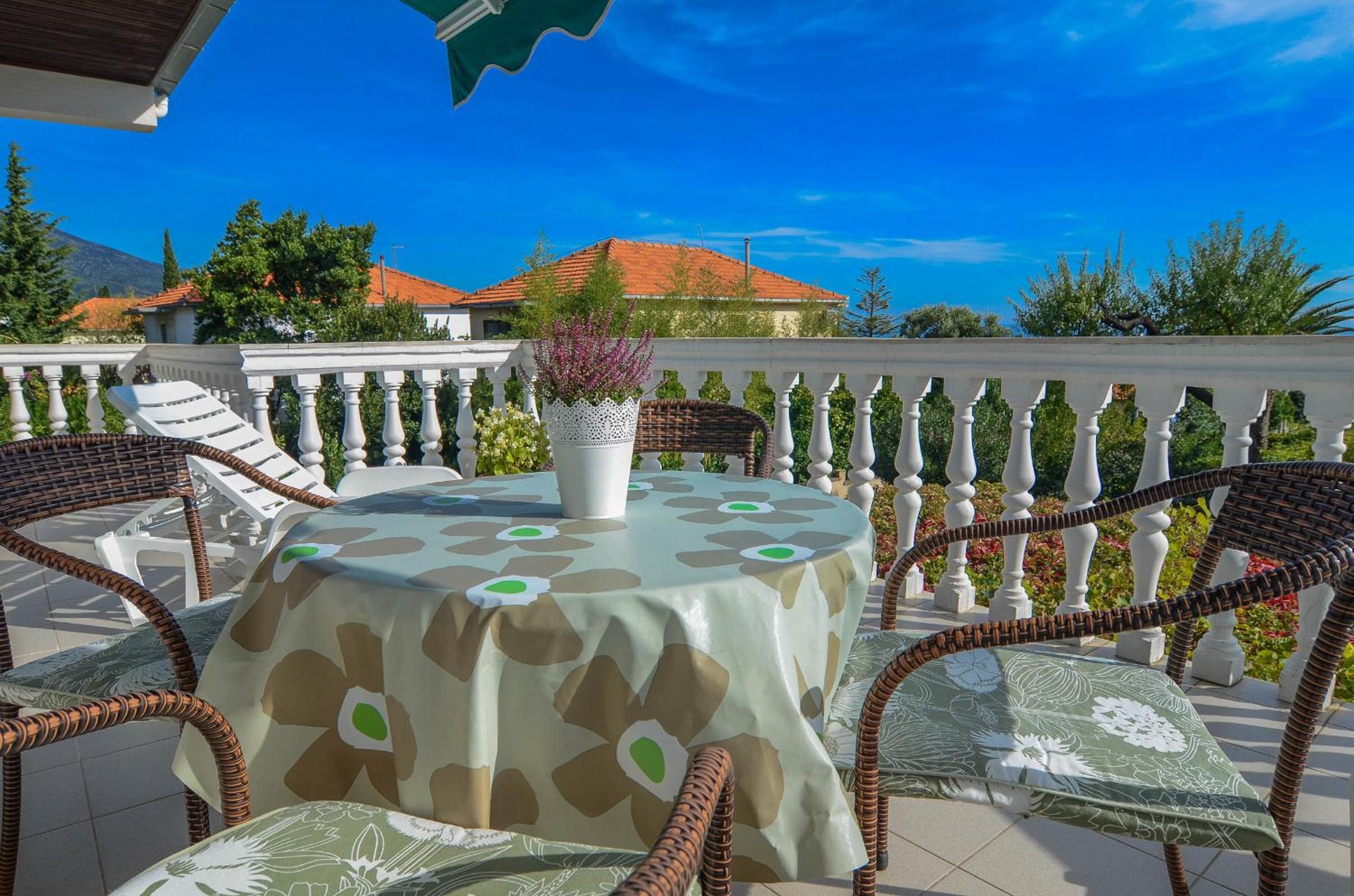 One-Bedroom Apartment with Balcony and Sea View photo 3