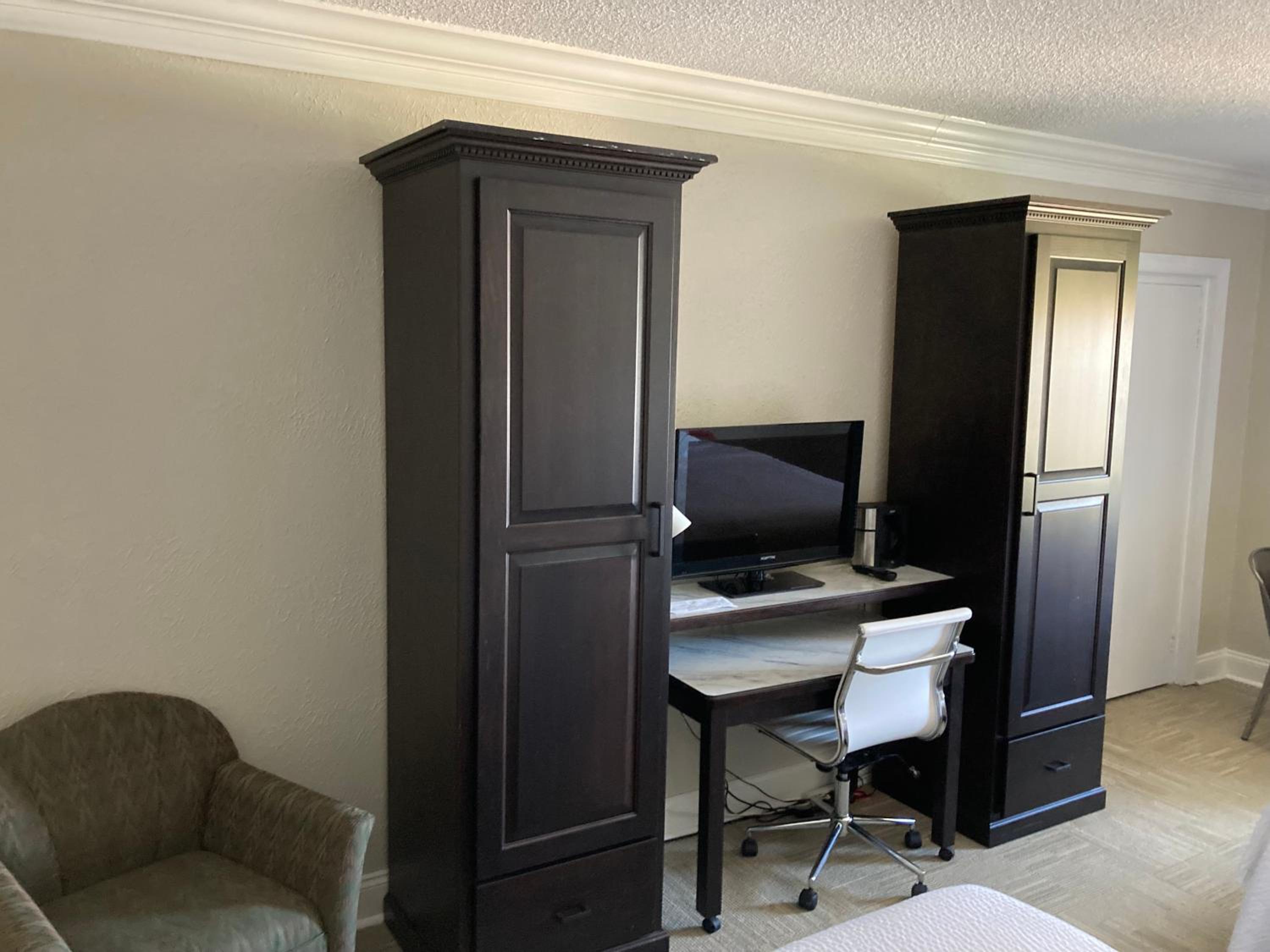 Standard Queen Room with Two Queen Beds - Photo 5