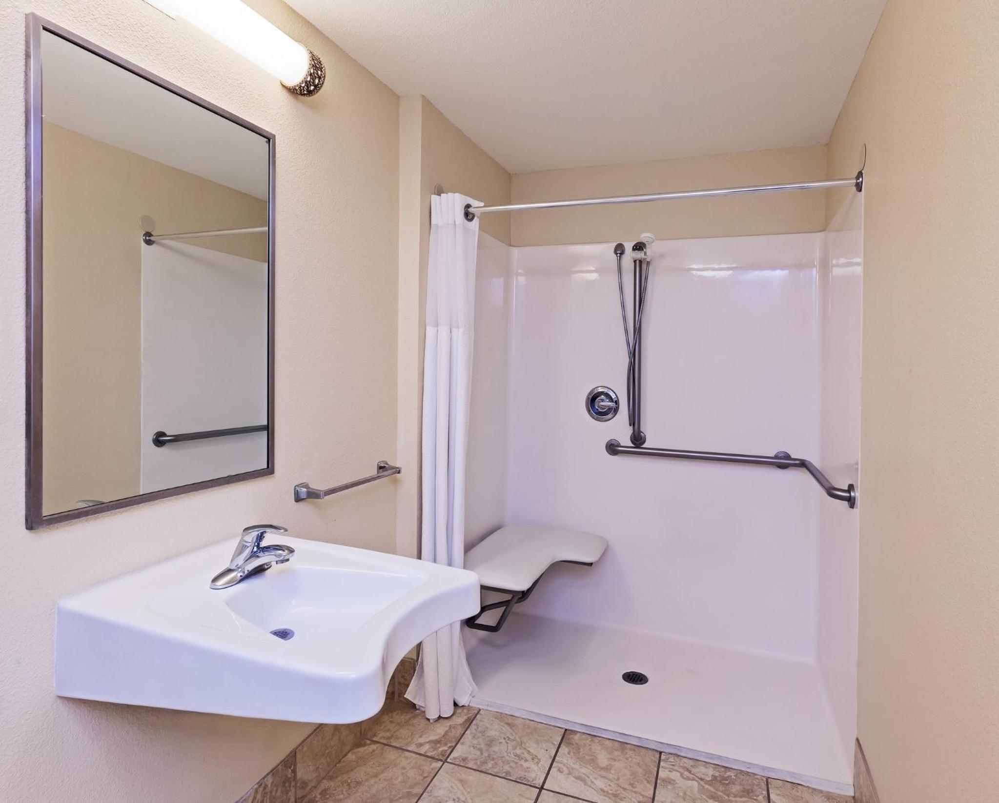 One-Bedroom Queen Suite - Photo 2