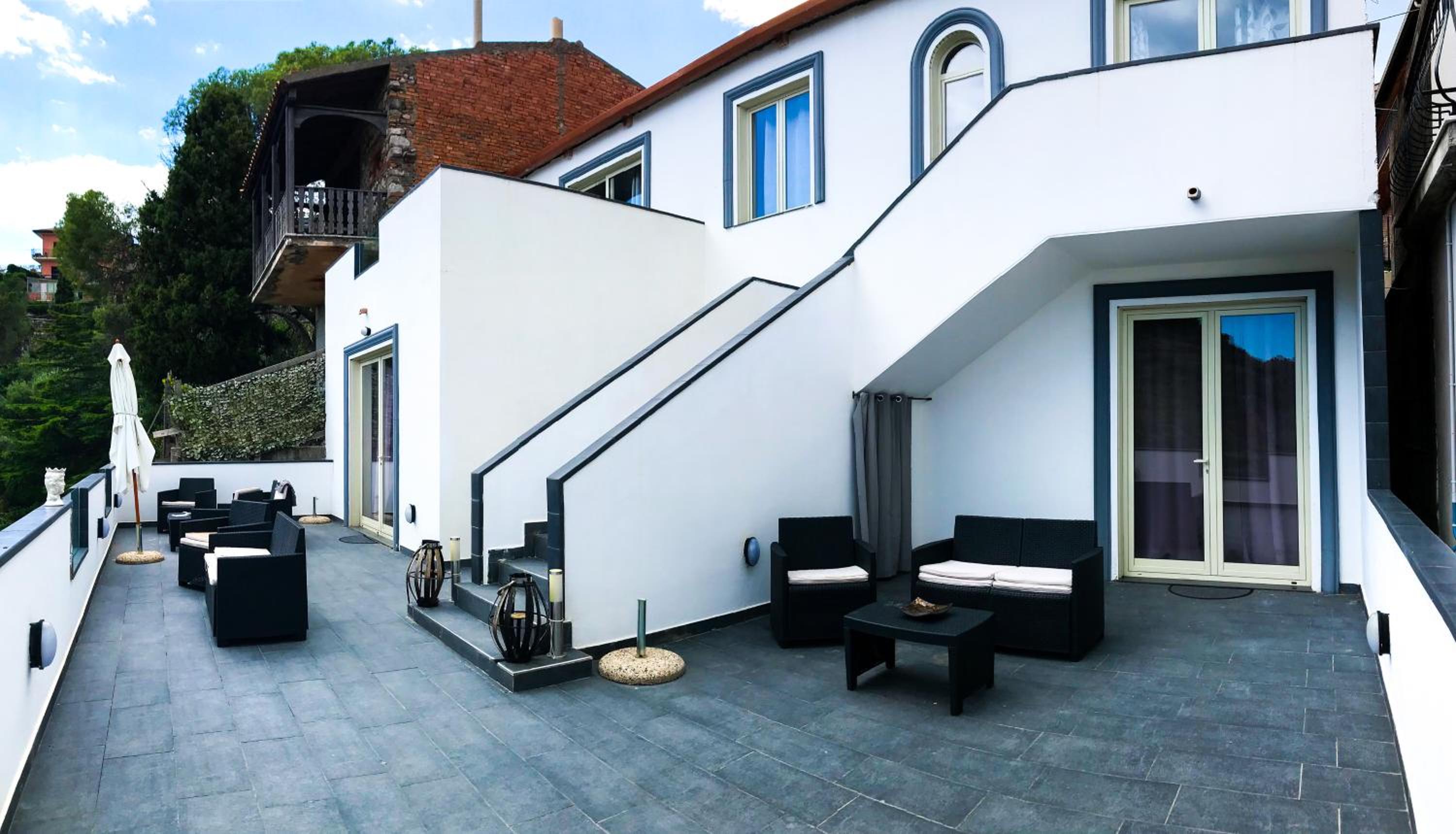Double or Twin Room with Sea View - Photo 22