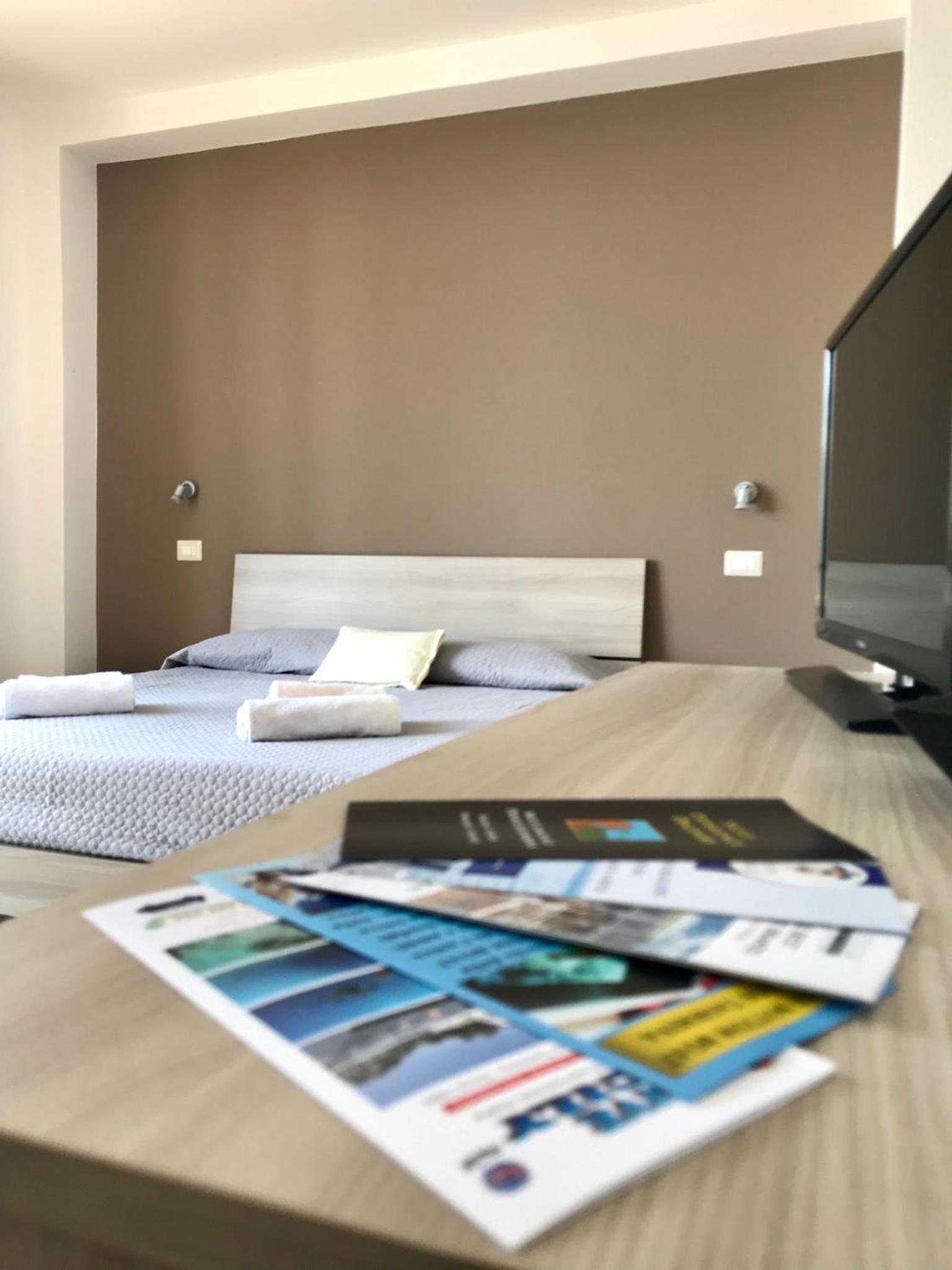 Double or Twin Room with Sea View - Photo 18