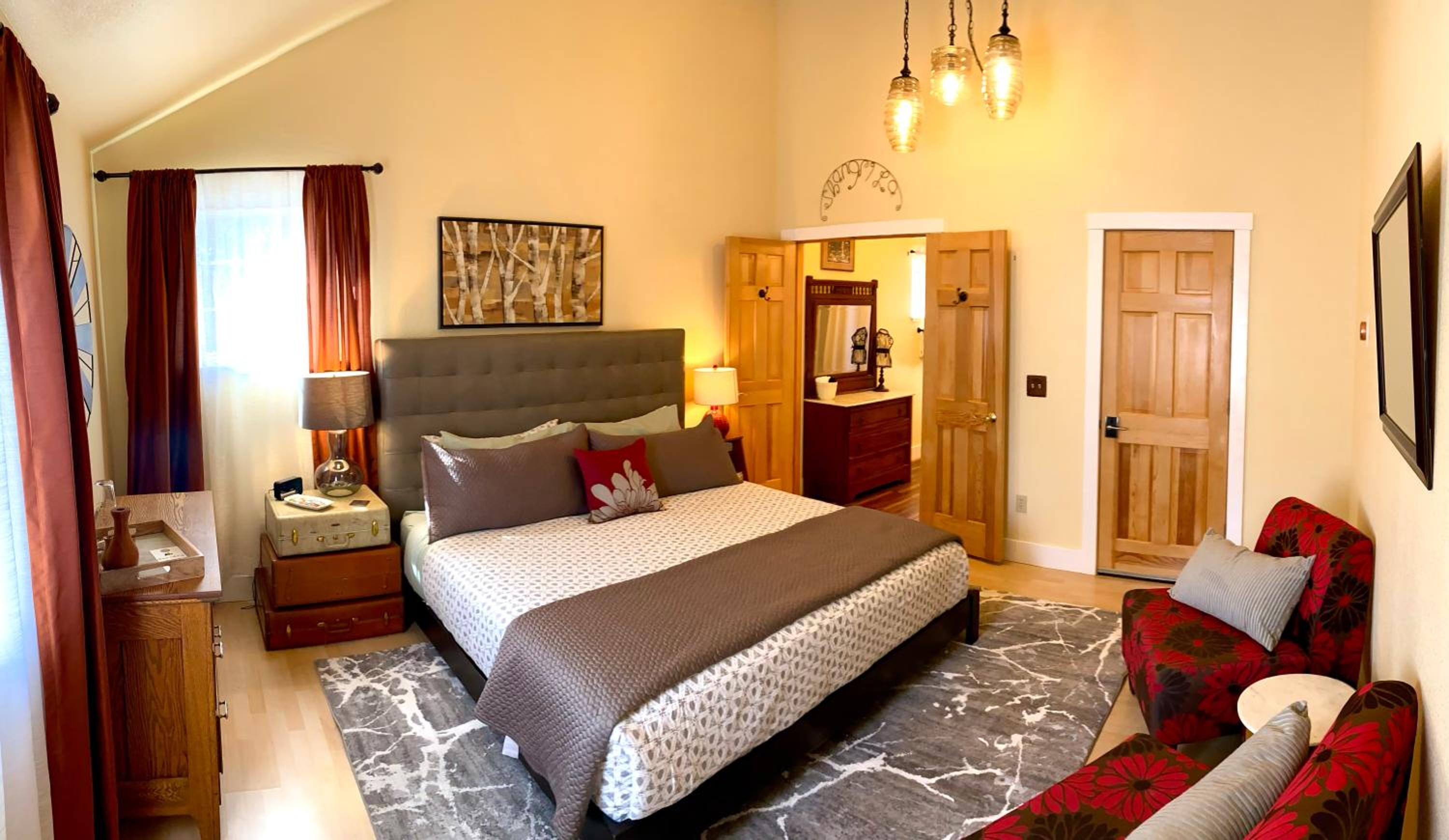 Deluxe King Suite photo 1