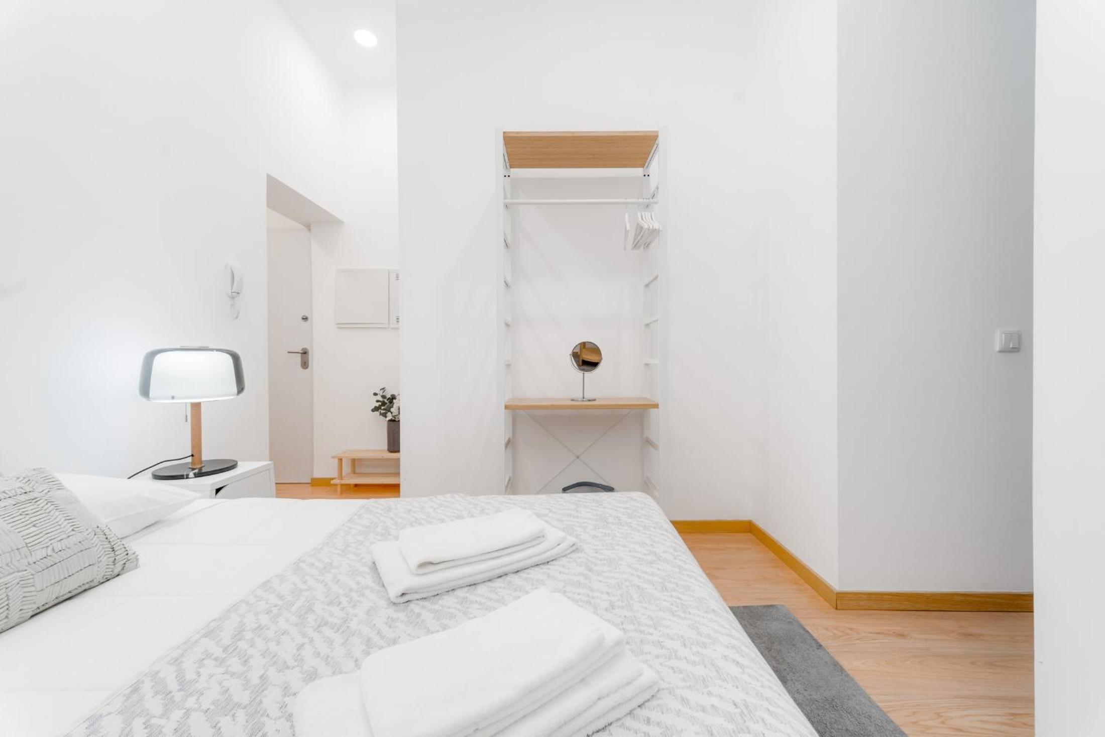 Apartment with Terrace - Photo 6