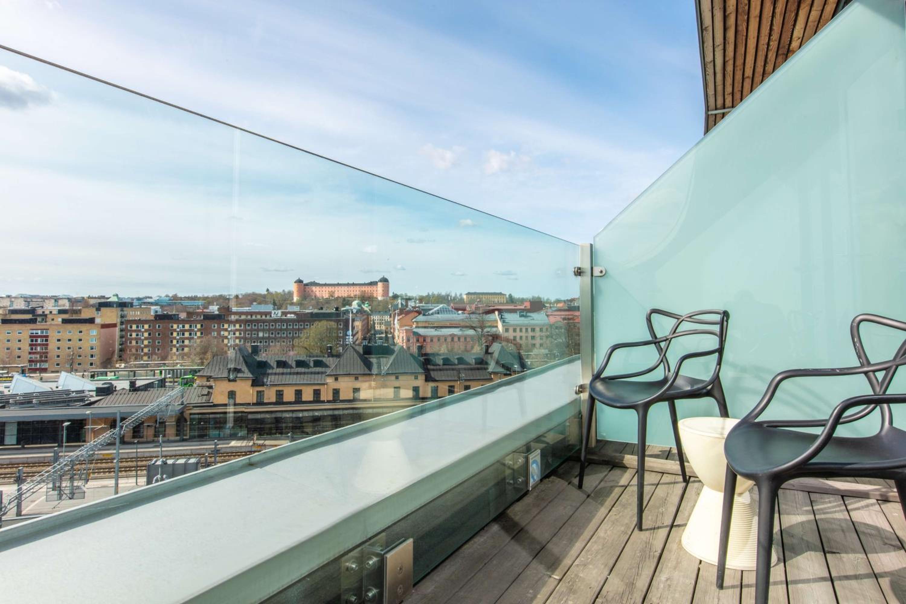 Standard Room with City View and Balcony - Photo 3