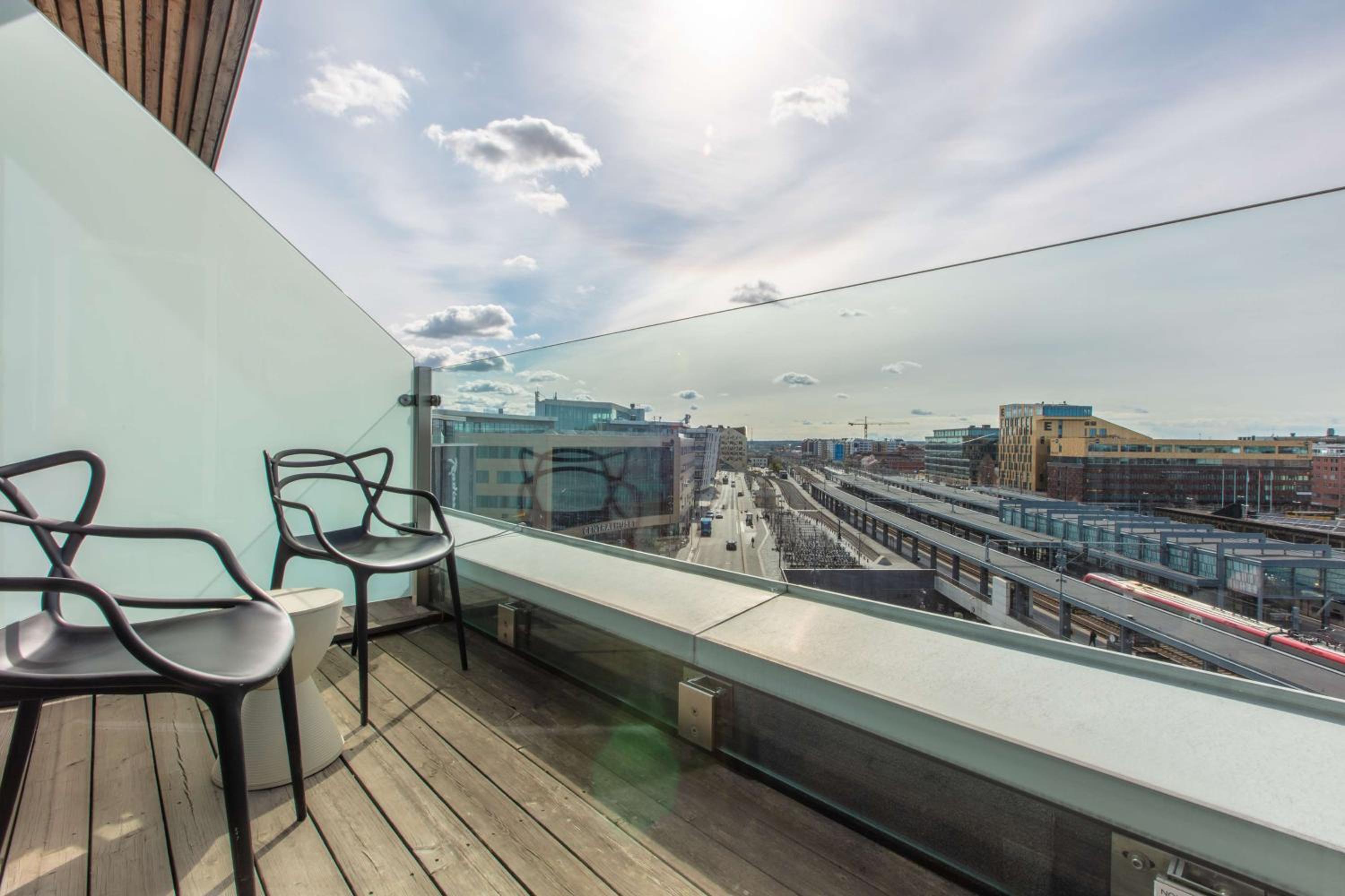 Standard Room with City View and Balcony - Photo 4