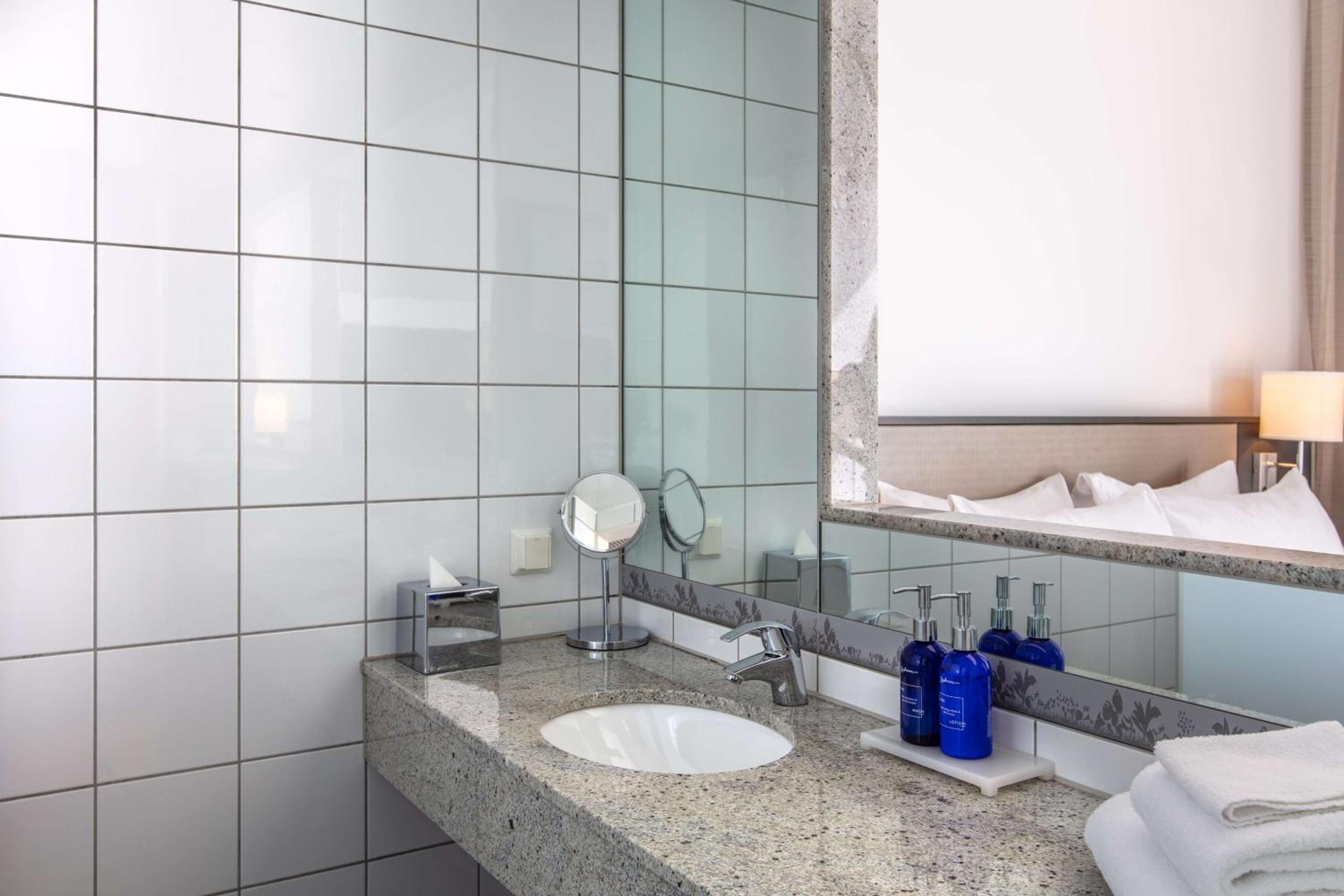 Standard Room with City View and Balcony - Photo 2