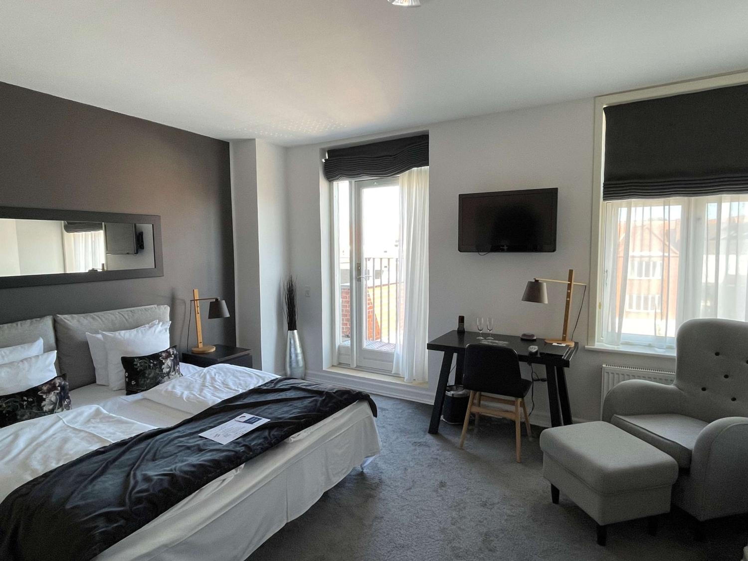 Junior King Suite - Non-Smoking - Photo 4