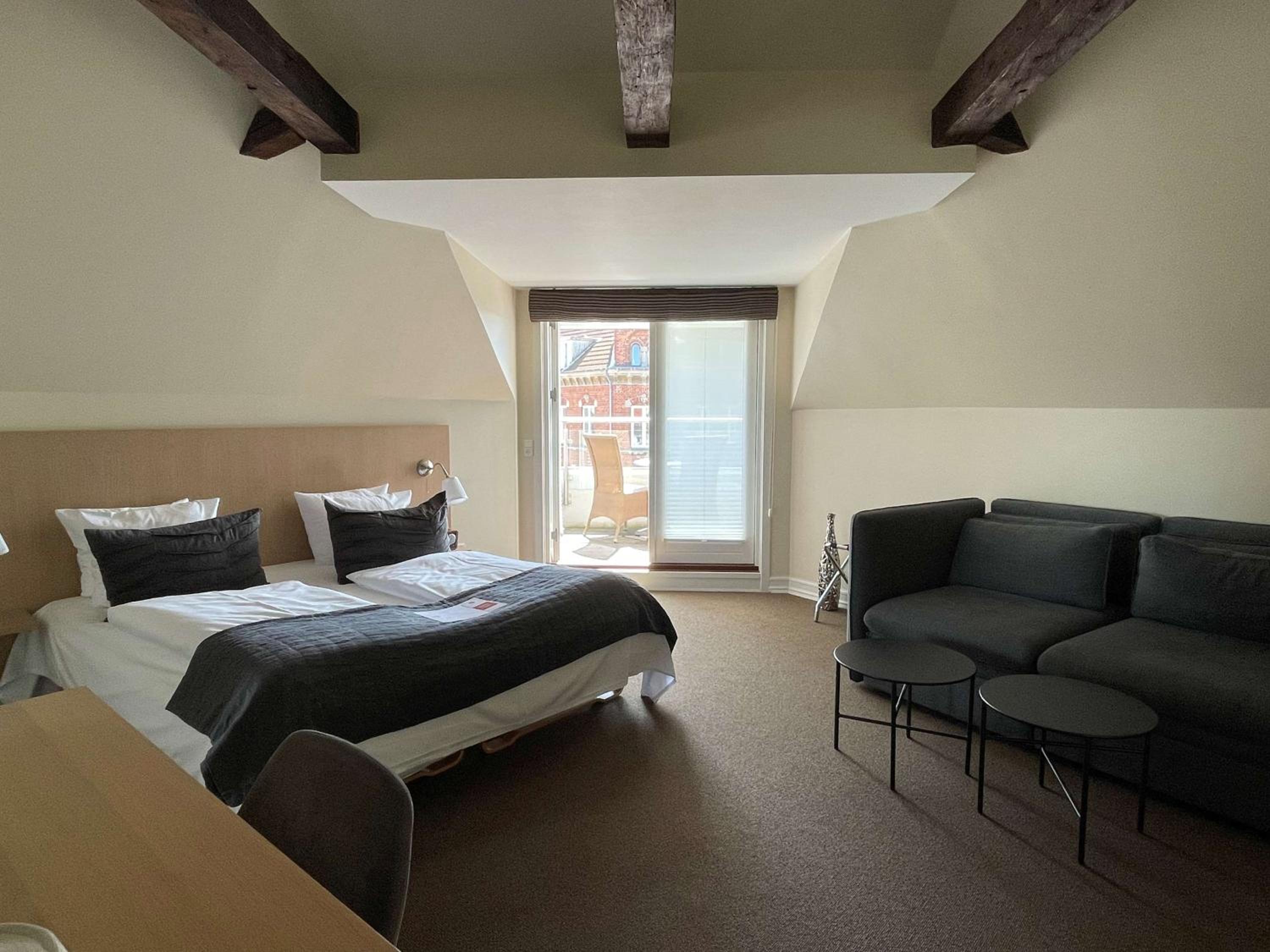 Junior King Suite - Non-Smoking - Photo 1