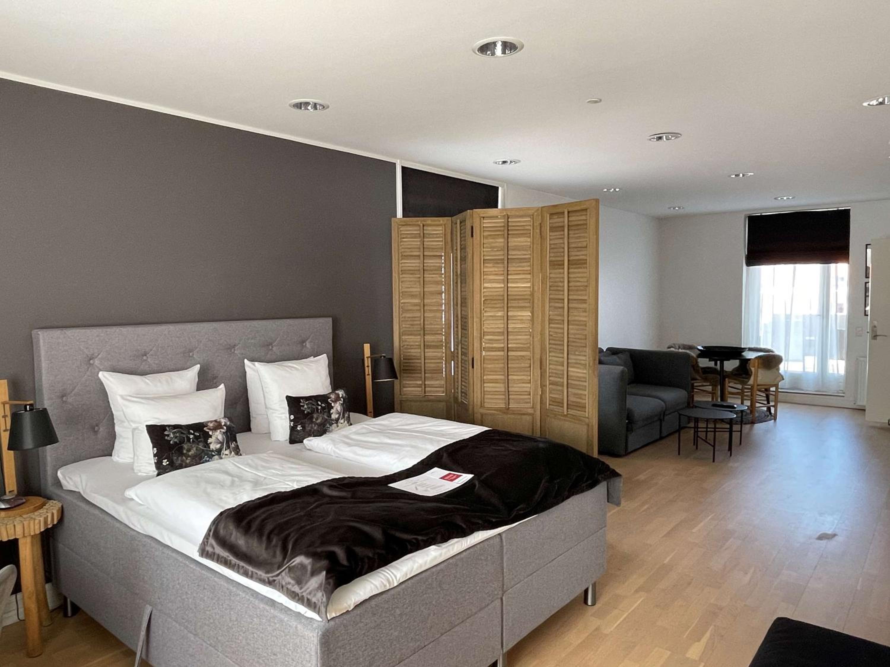 Junior King Suite - Non-Smoking - Photo 16