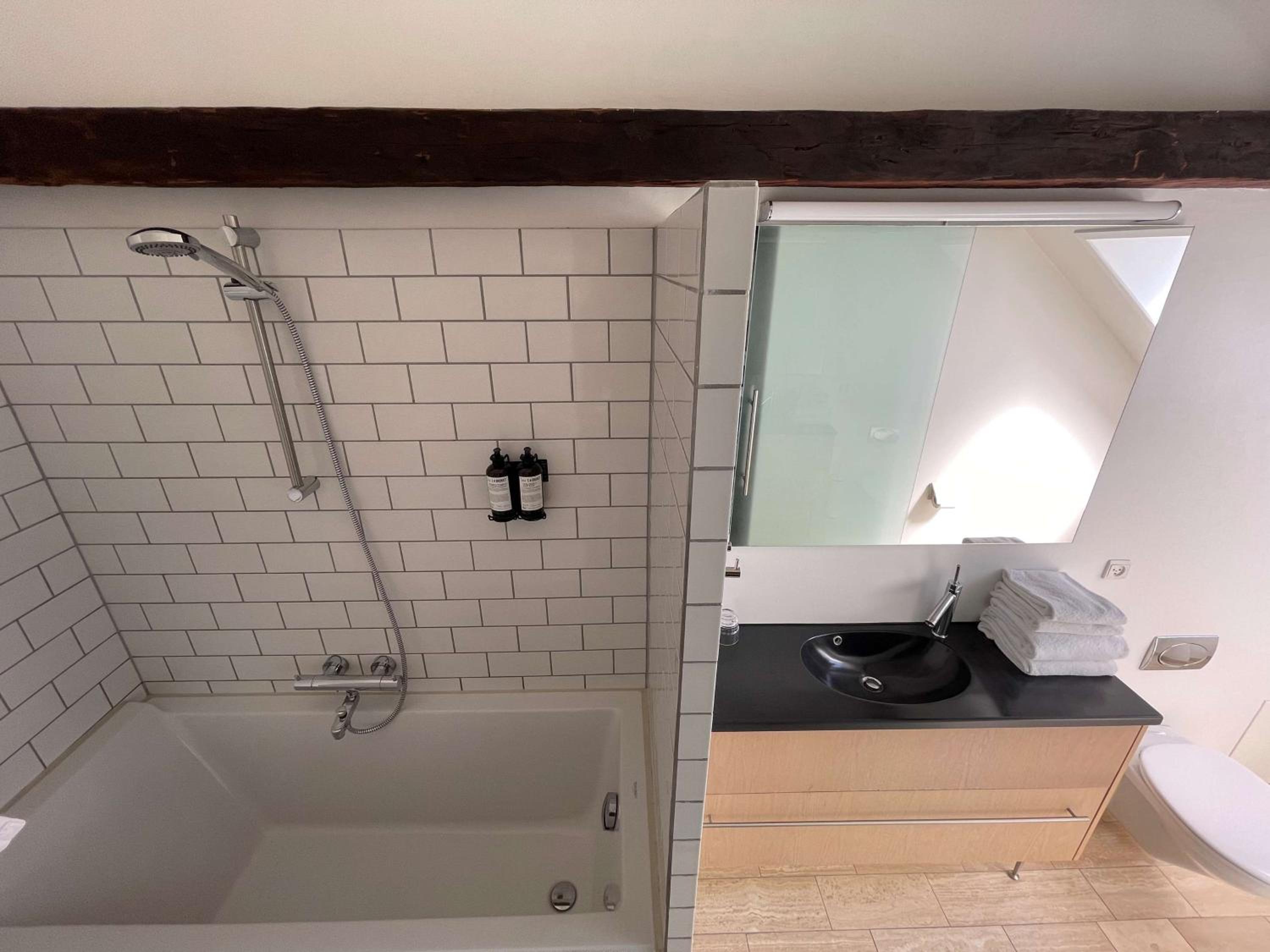 Deluxe King Room - Non-Smoking - Photo 5