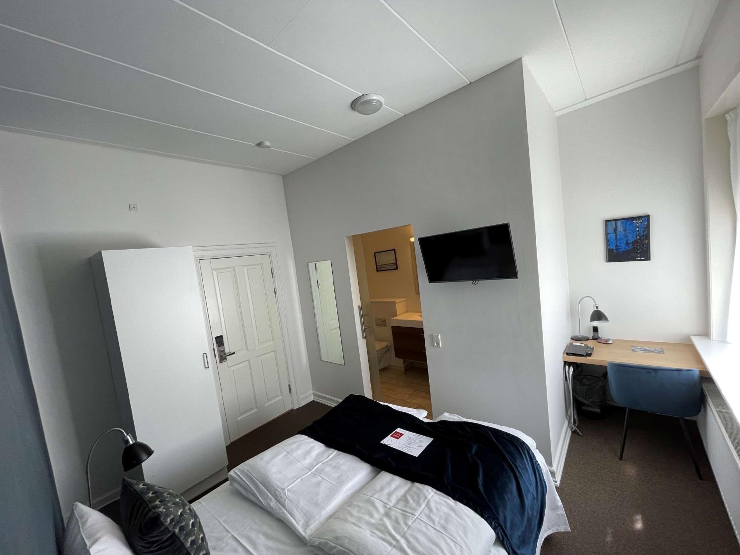 Standard Double Room - Non-Smoking - Photo 10