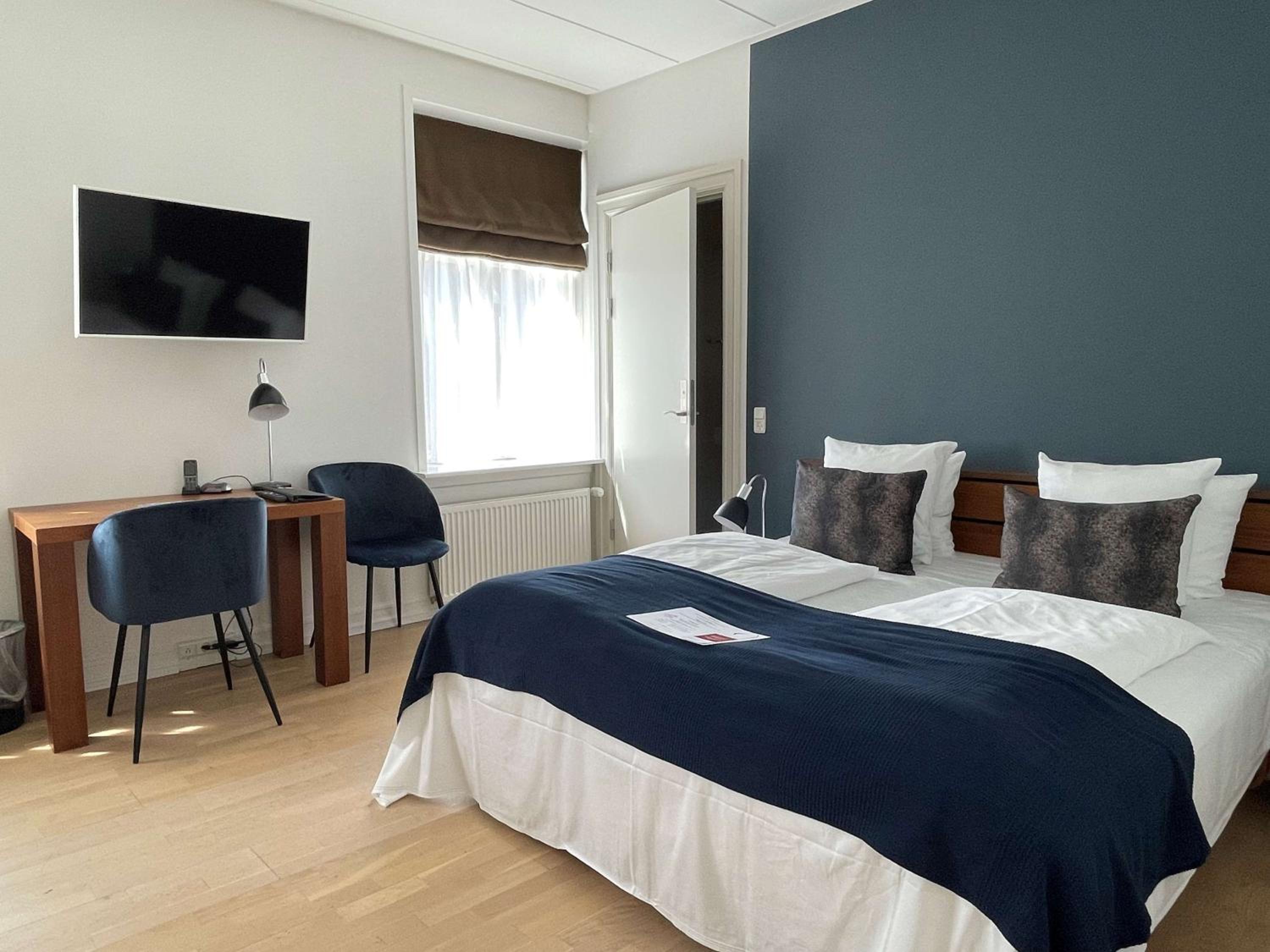 Deluxe King Room - Non-Smoking - Photo 1