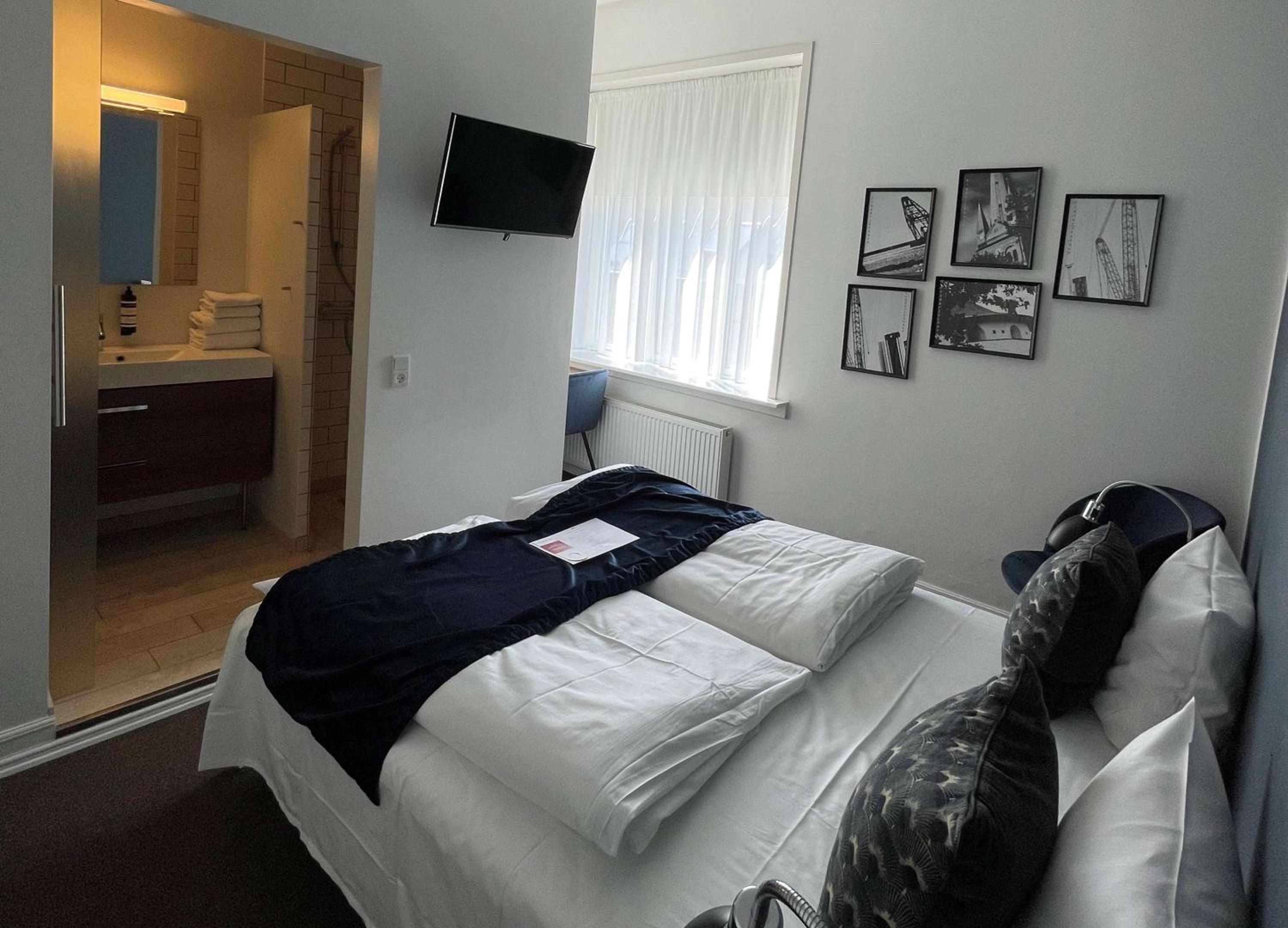 Standard Double Room - Non-Smoking - Photo 11