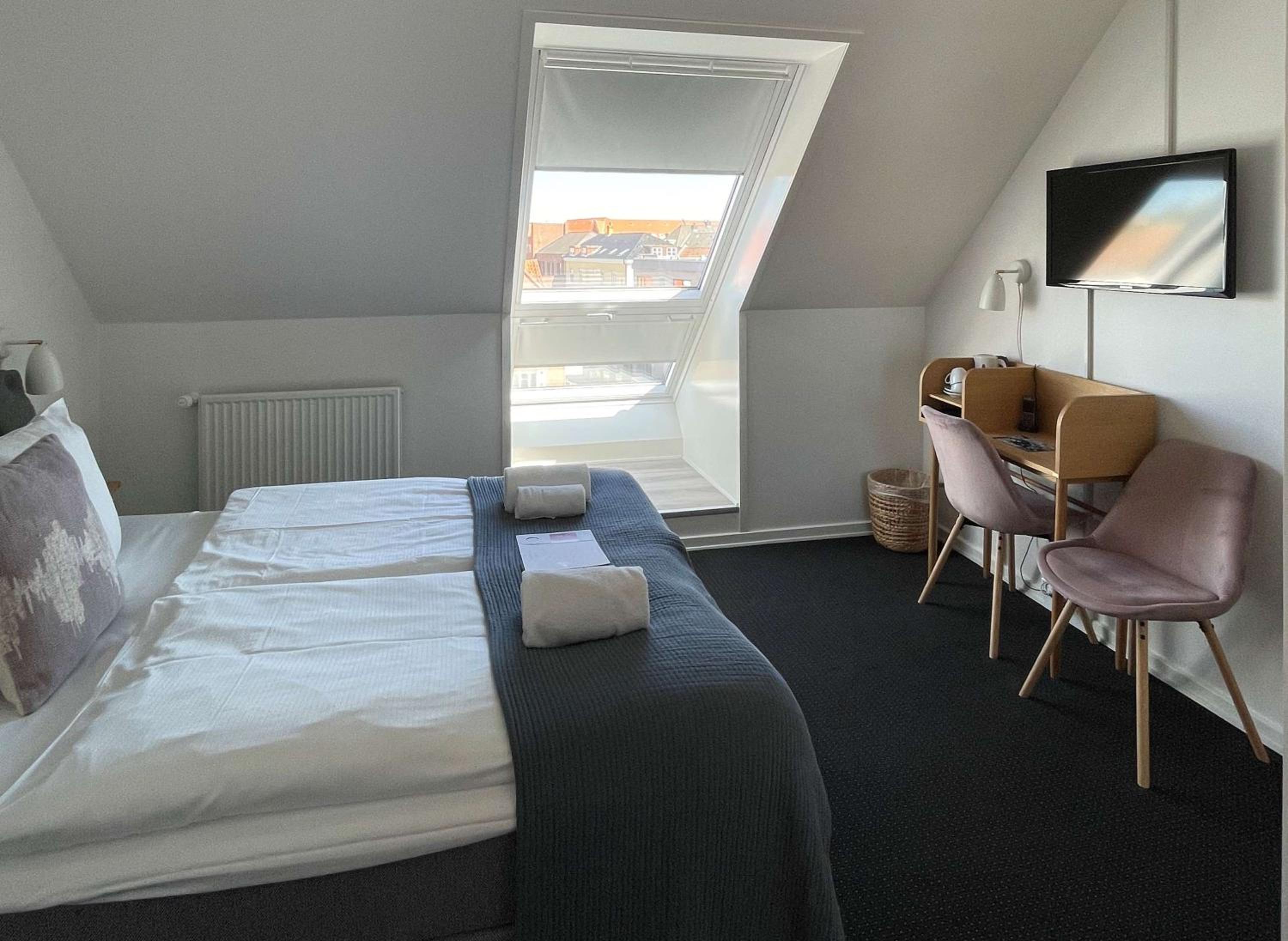Standard Double Room - Non-Smoking - Photo 13