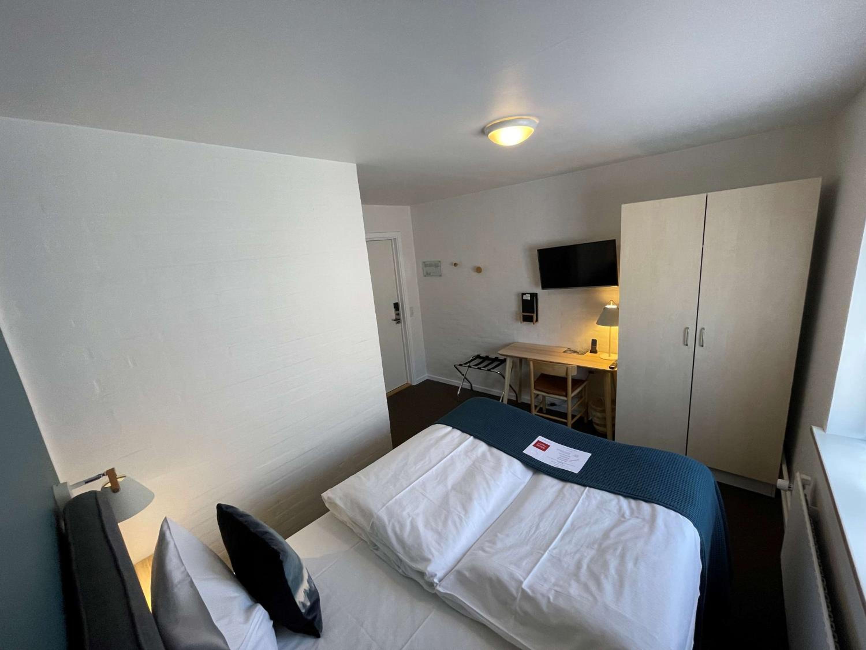 Standard Queen Room - Non-Smoking - Photo 2