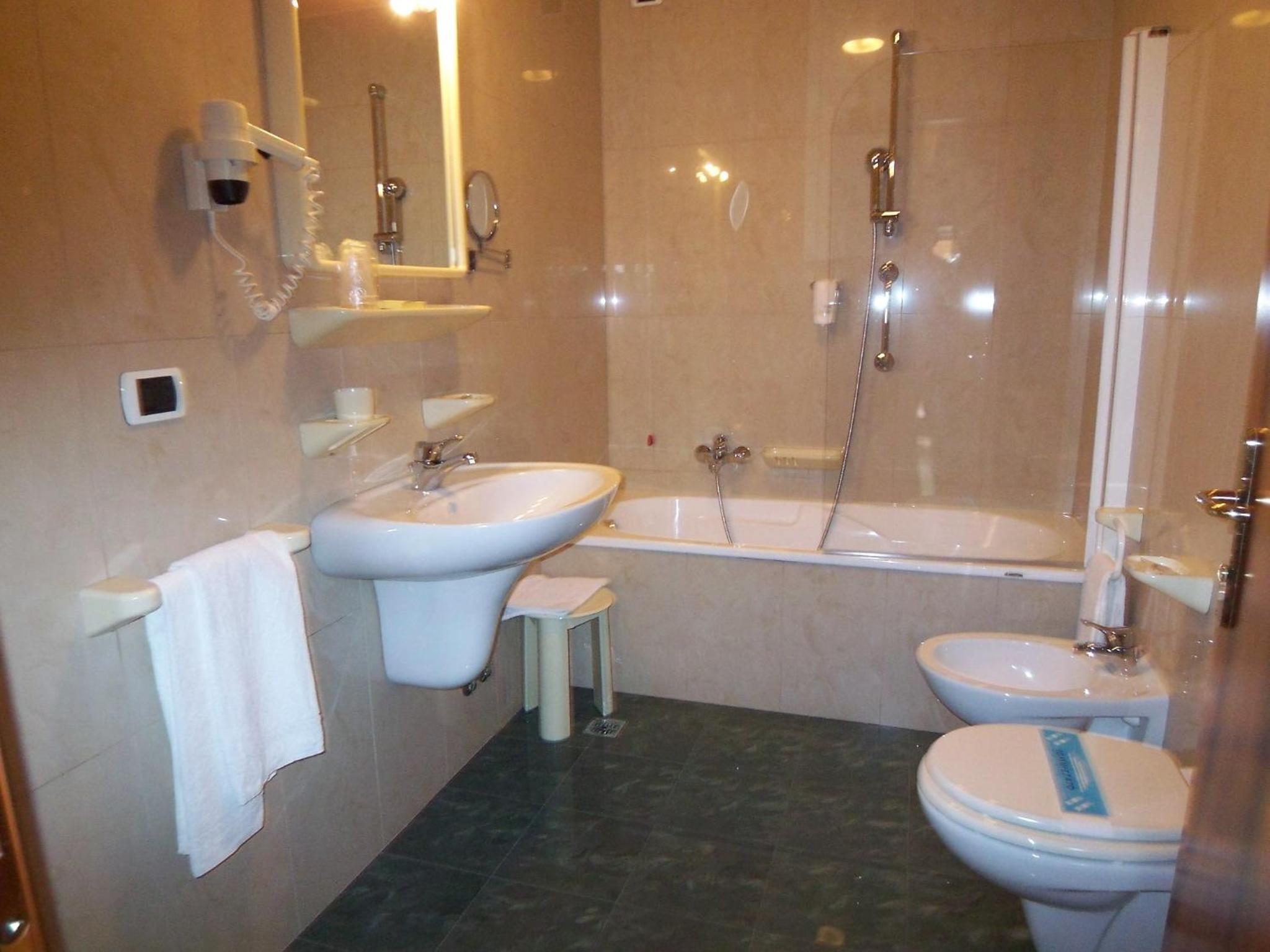 Standard Twin Room - Photo 4