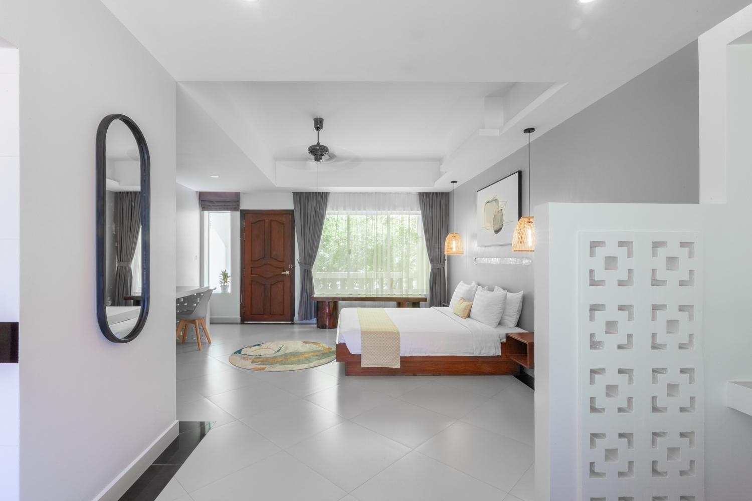 Deluxe Double Room with Balcony - Photo 8