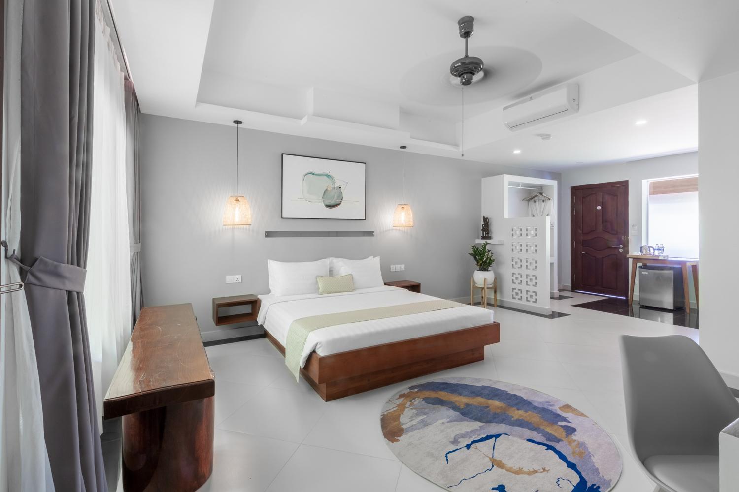 Deluxe Double Room with Balcony - Photo 9
