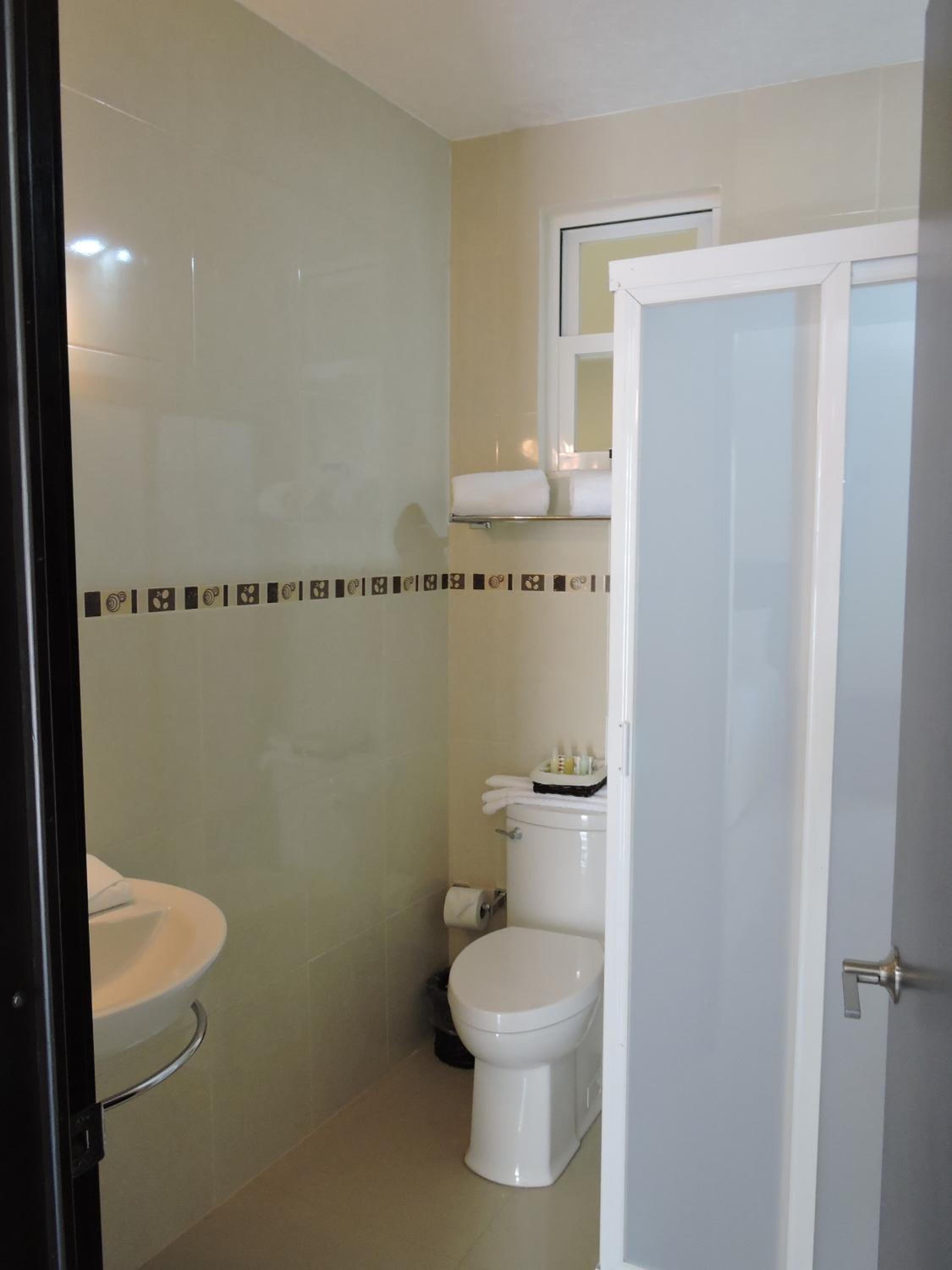 Standard King Room - Photo 5