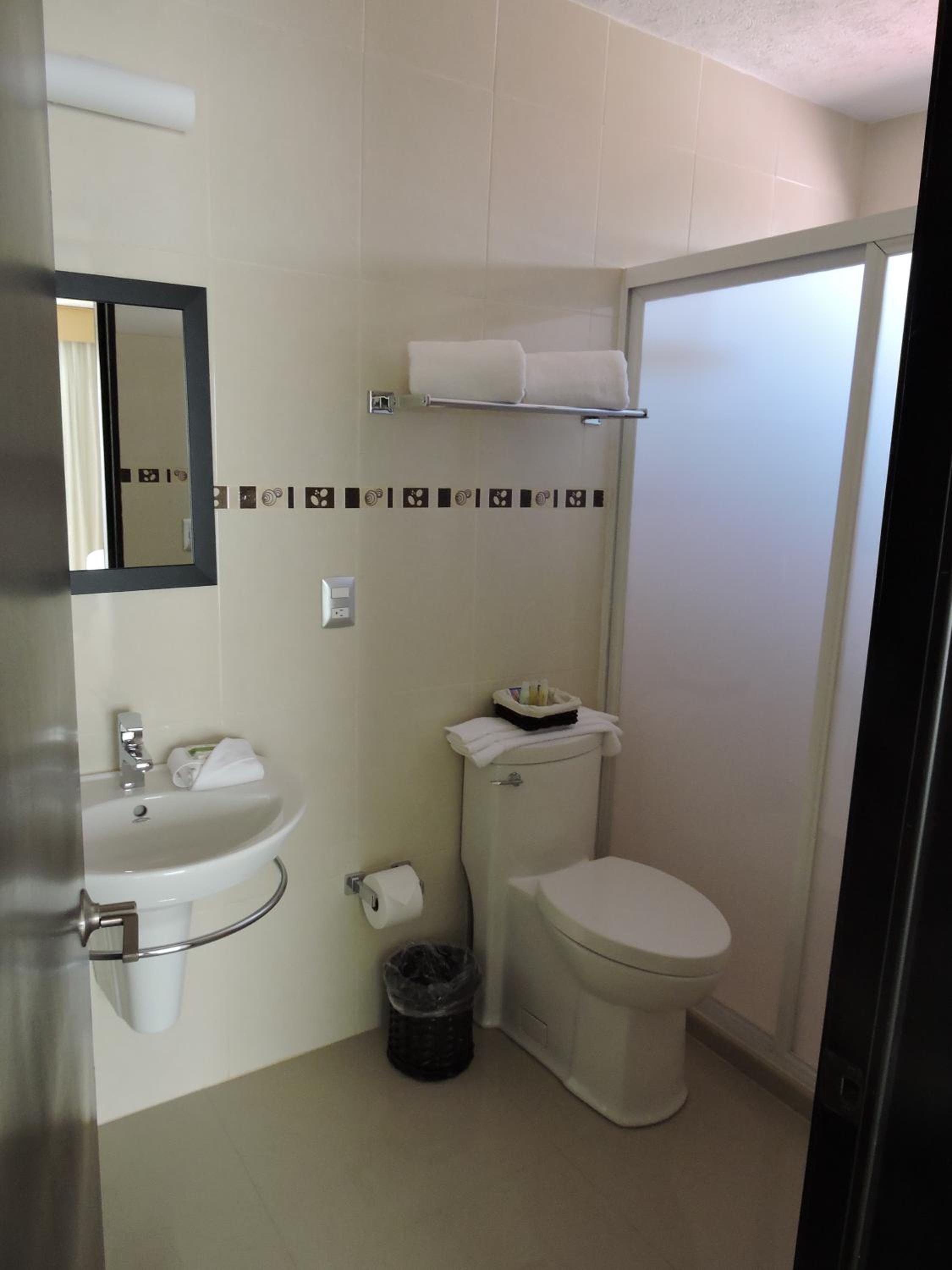 Standard King Room - Photo 4