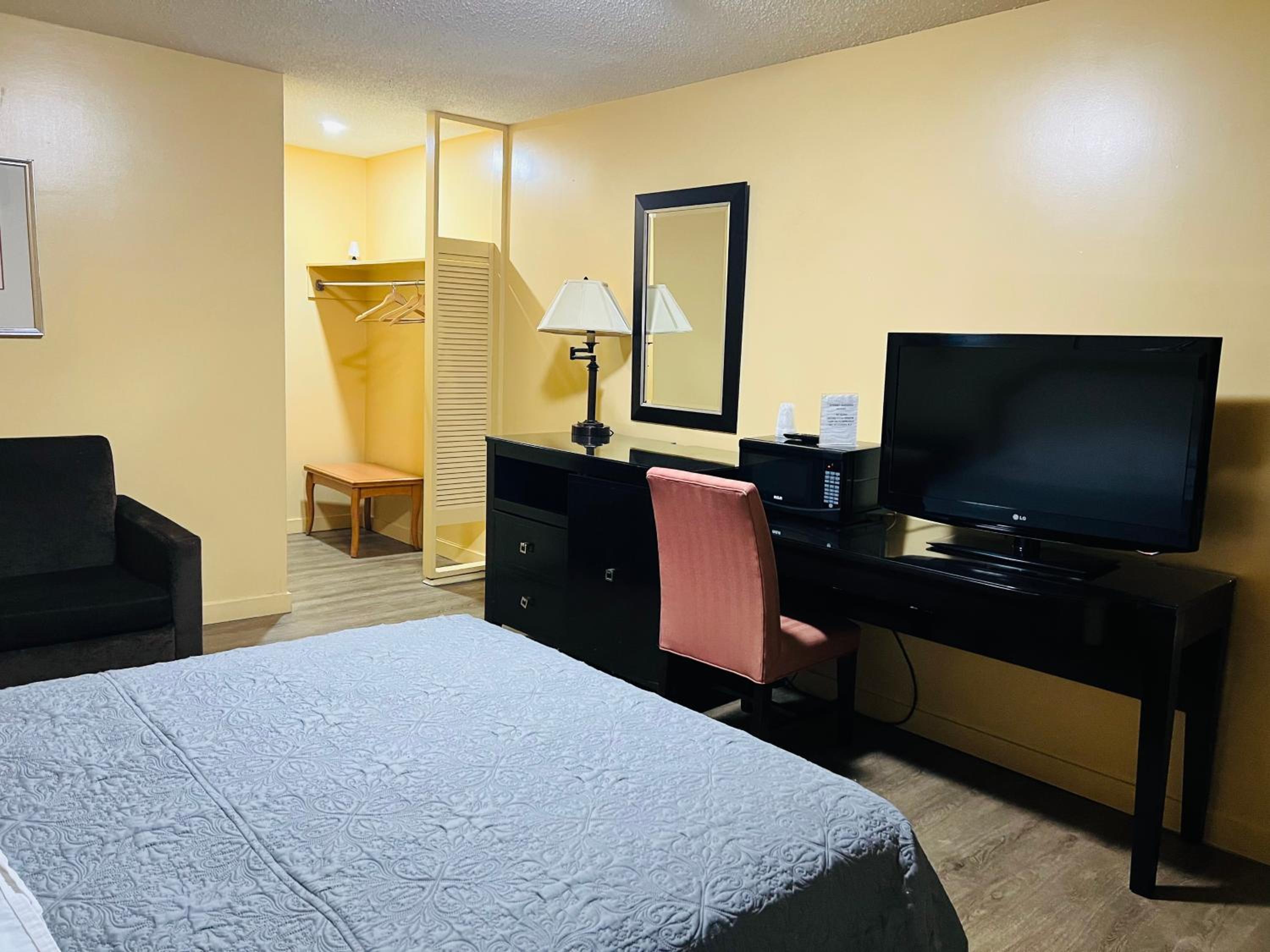 Queen Suite - Photo 2