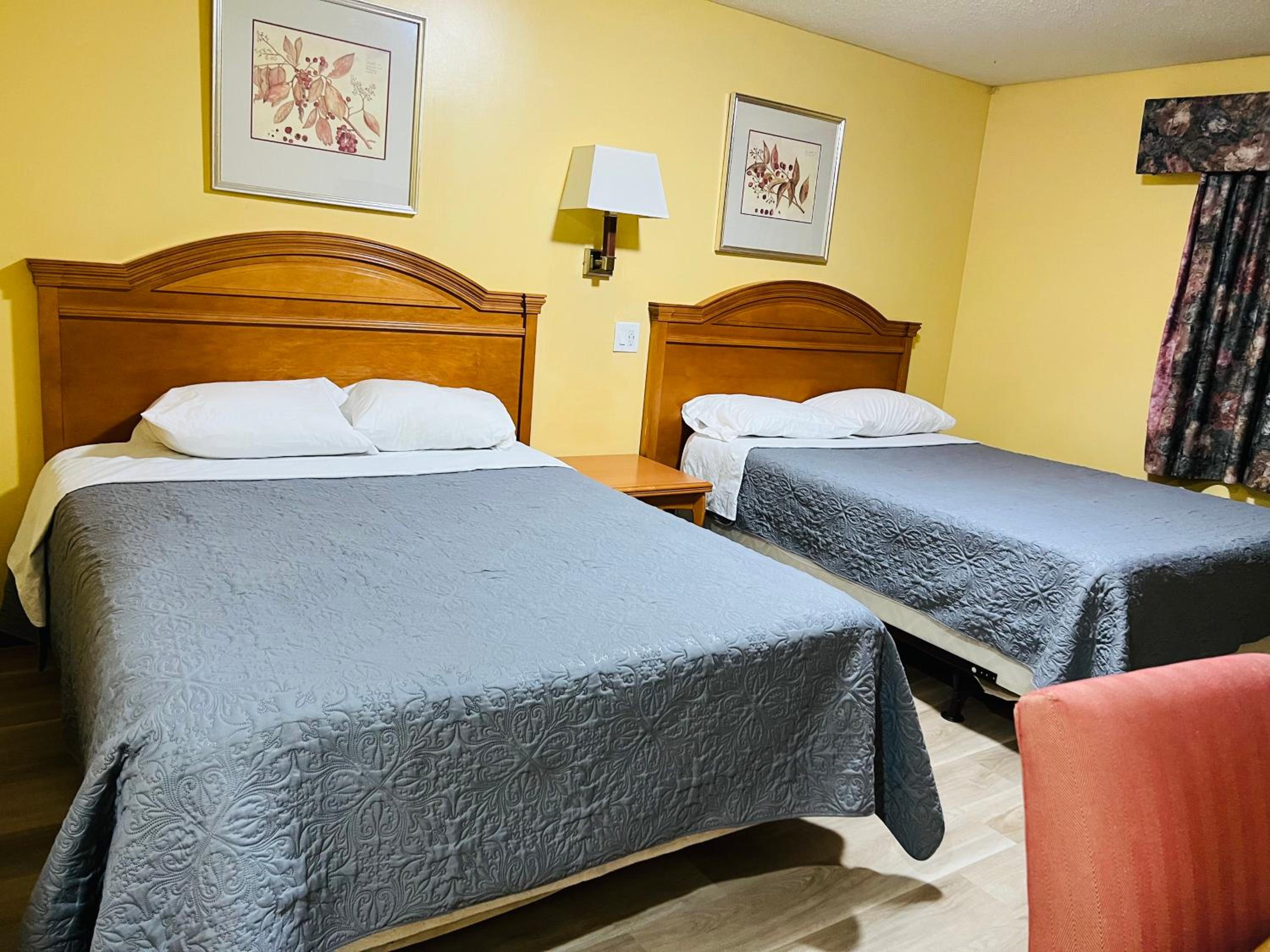 Standard Room with Two Double Beds - Smoking - Photo 8