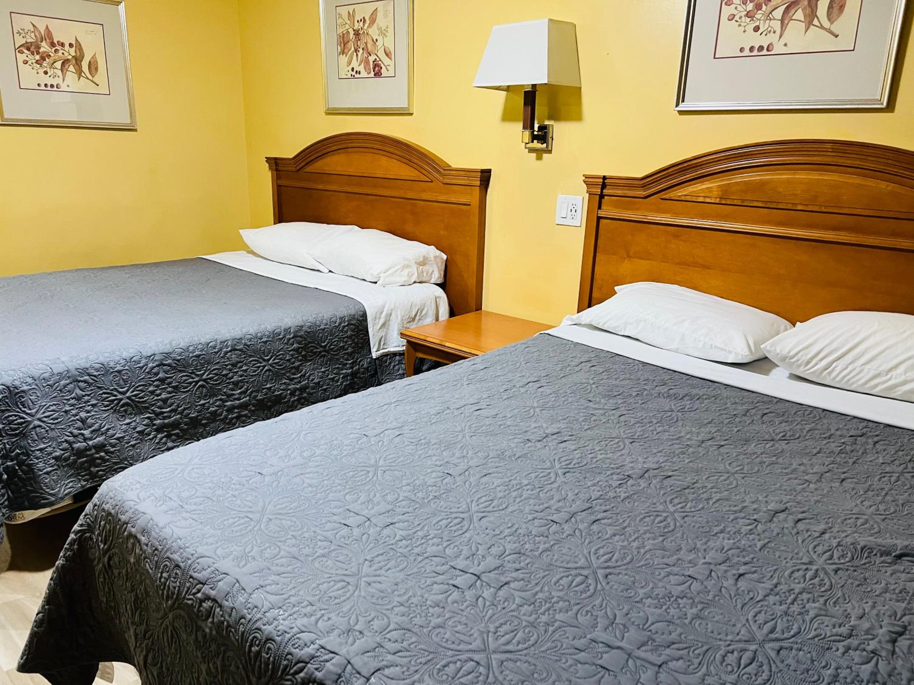Standard Room with Two Double Beds - Smoking - Photo 4