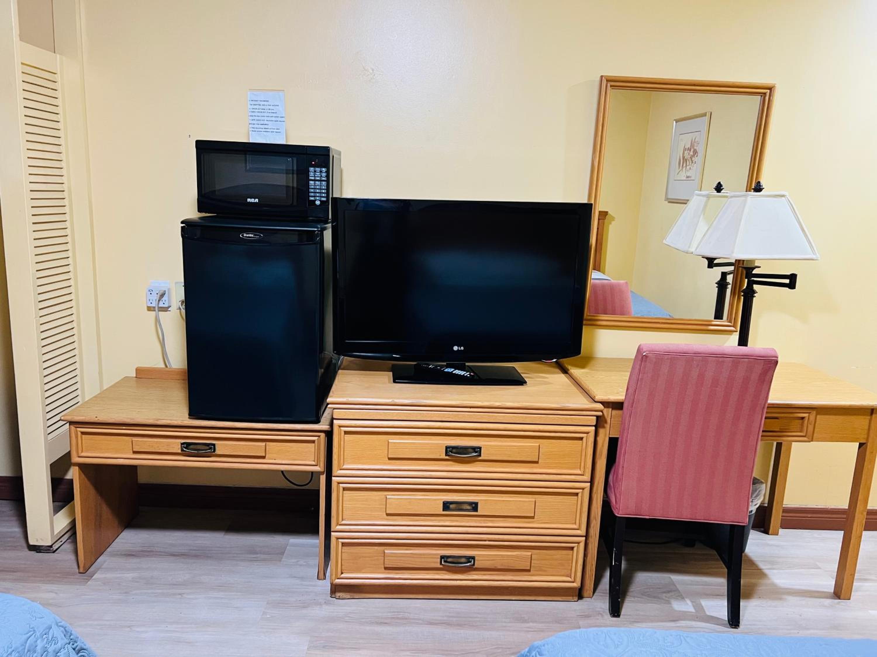 Standard Room with Two Double Beds - Smoking - Photo 3