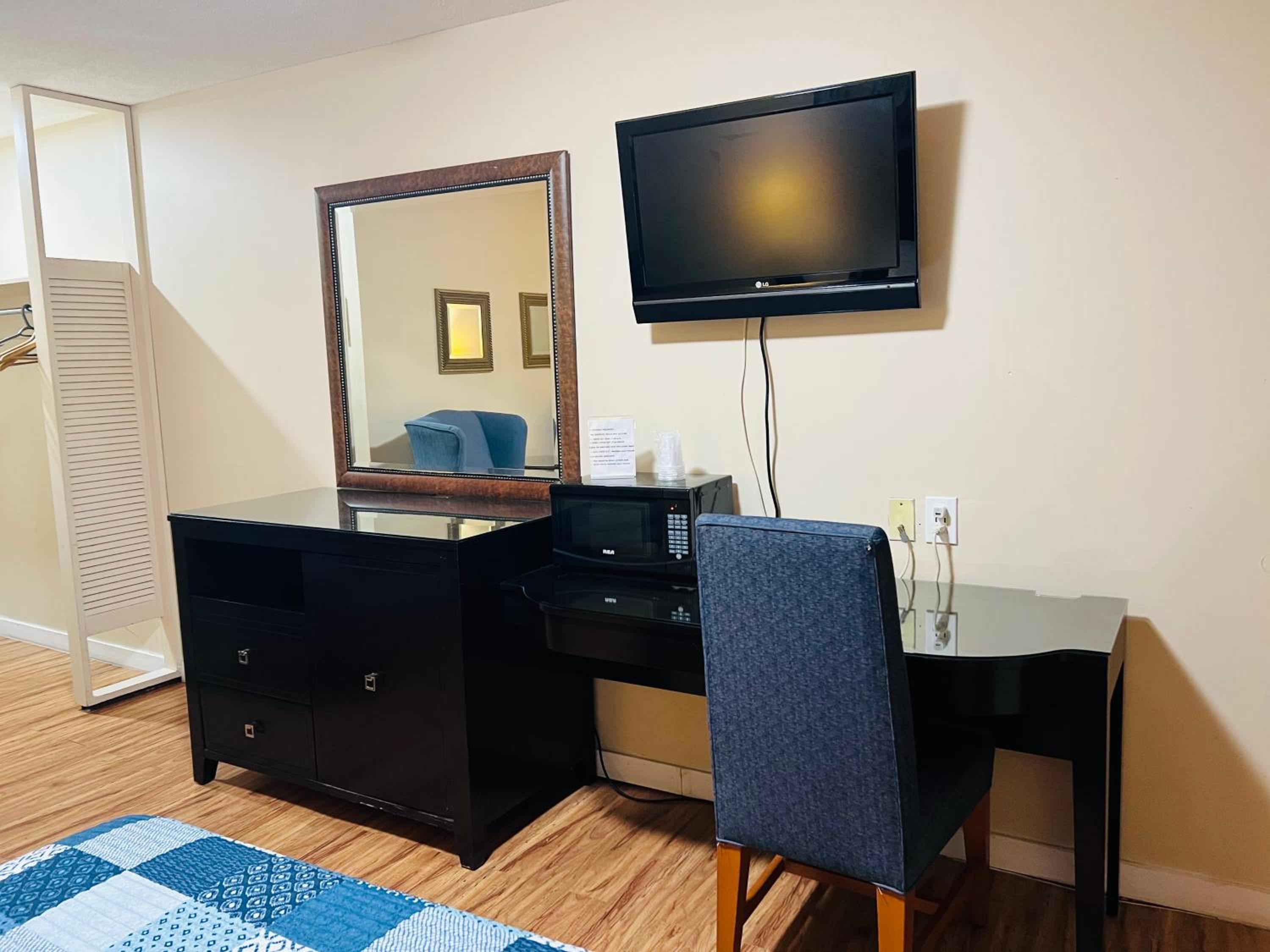 Queen Suite - Photo 6