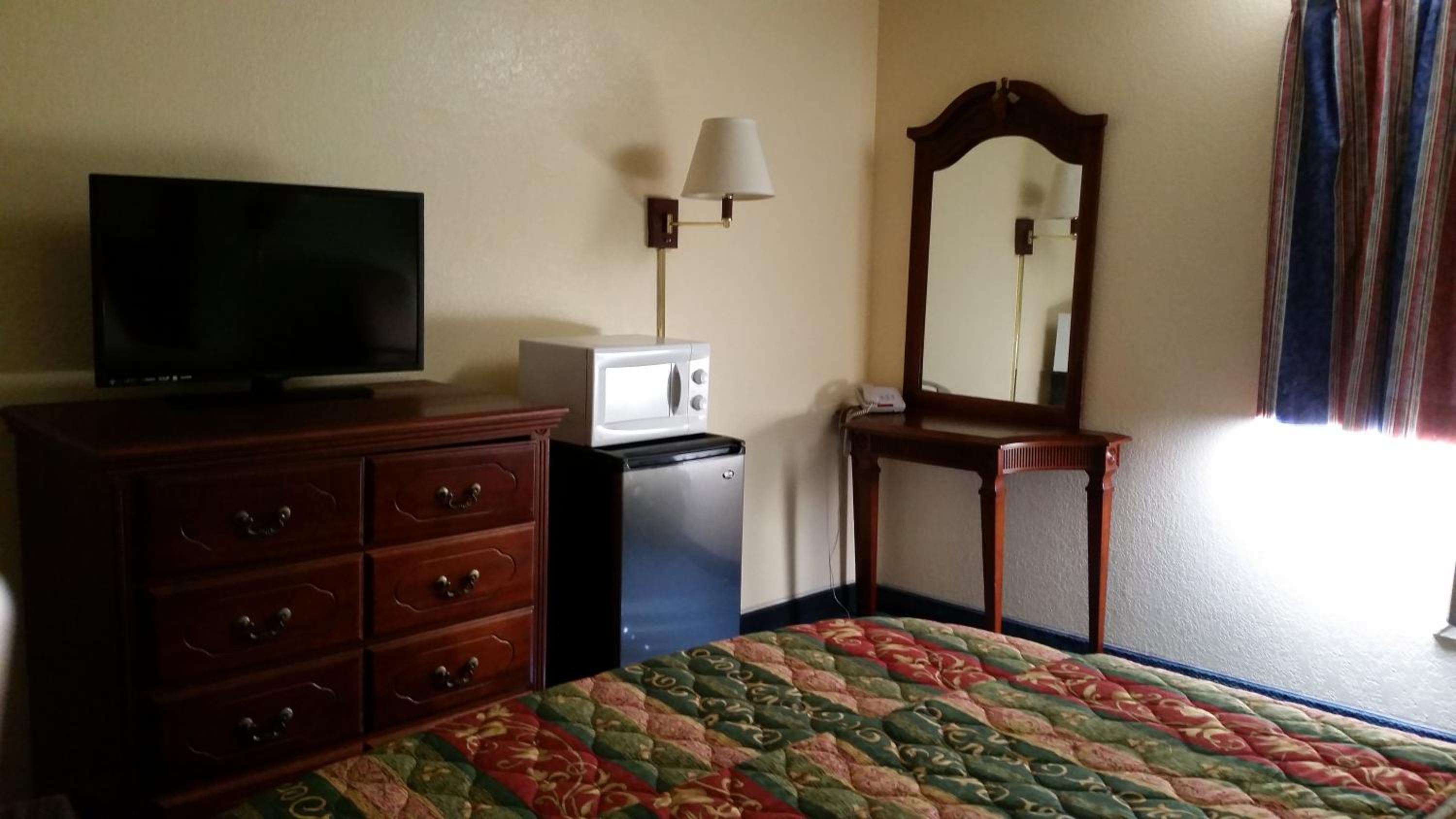 Queen Room - Disability Access - Non-Smoking photo 3
