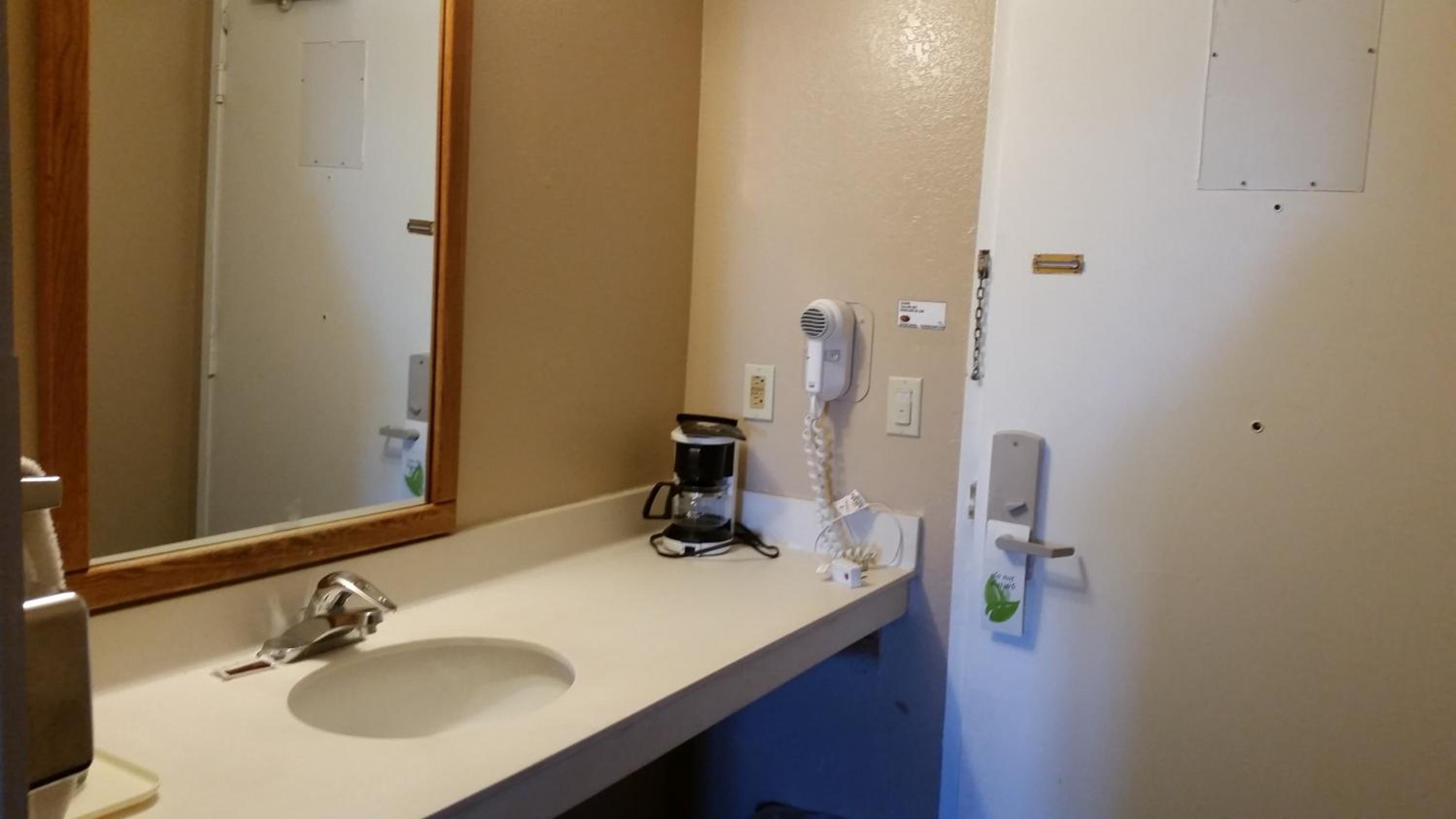 Queen Room - Disability Access - Non-Smoking photo 2