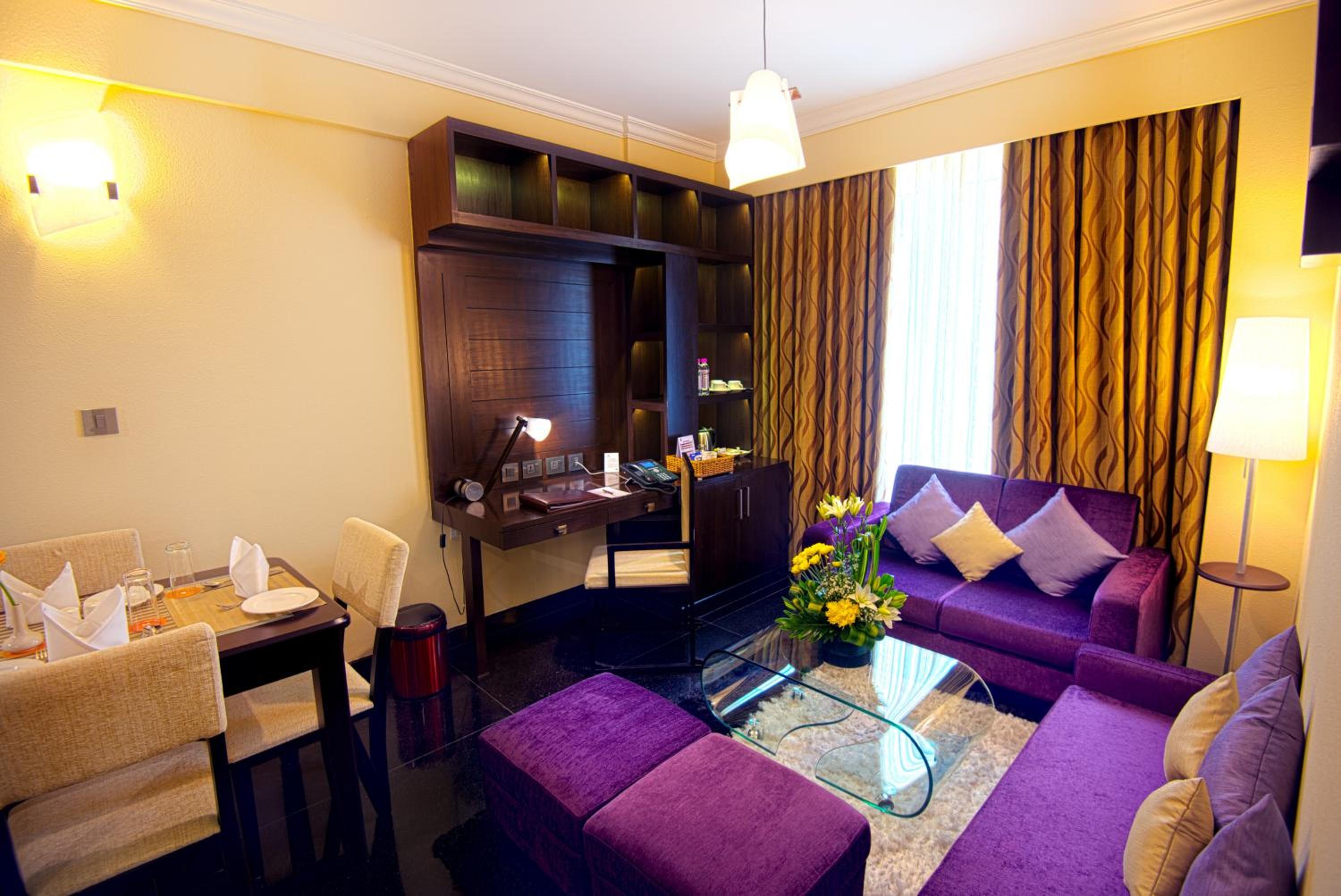 Executive Suite with Complimentary evening Hi Tea (from 4pm to 6pm) and 15% Discount on F&B - Photo 1